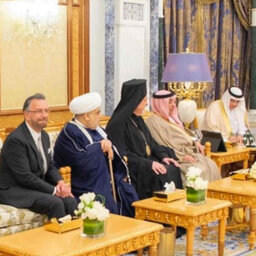 Saudi King hosts Israeli Rabbi for first time