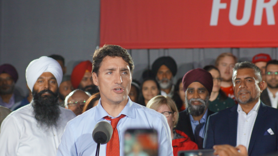 Liberals keep lead in tight federal race: poll