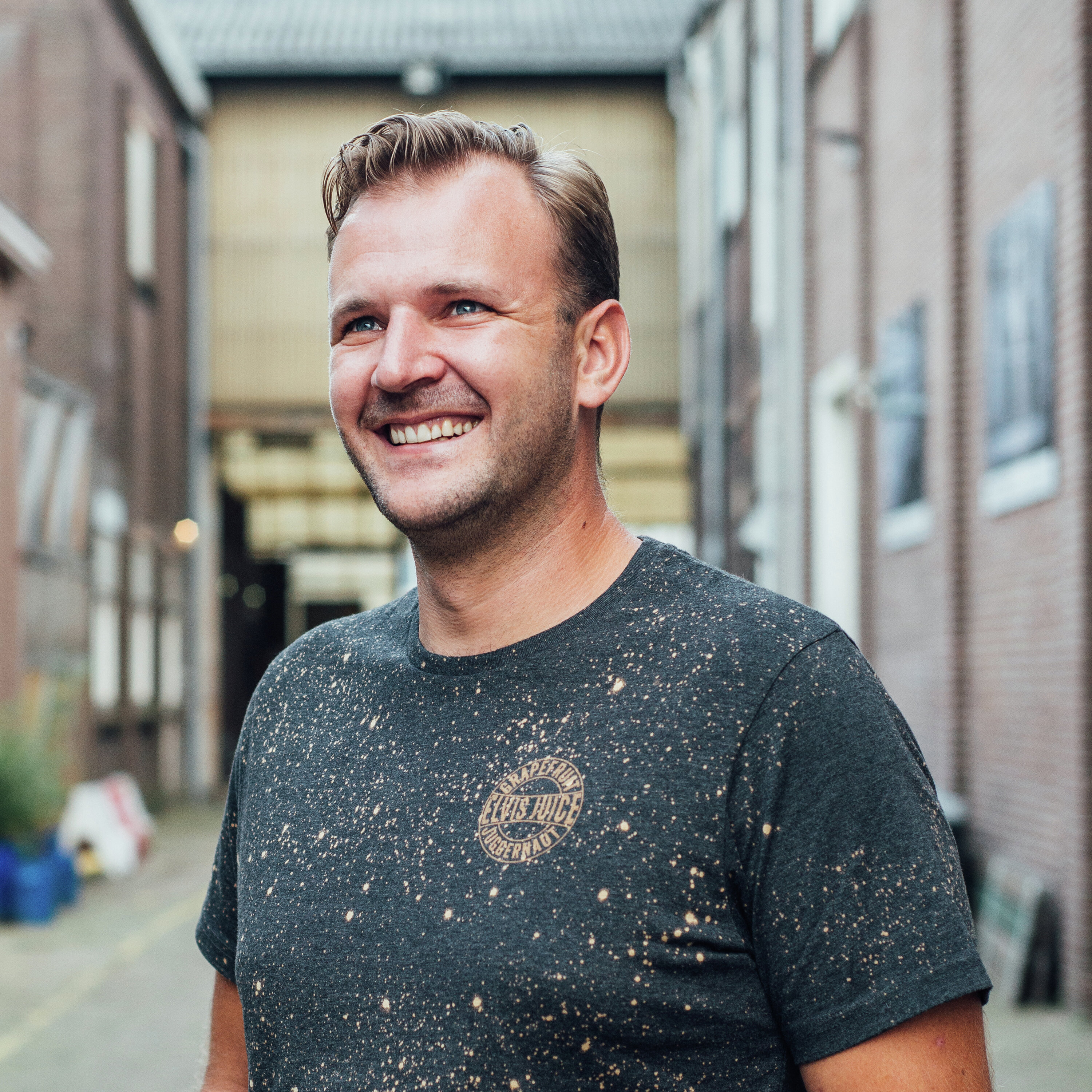Edo, de grote vriendelijke reus. Petra en Peter herinnering hun zoon: "één en al enthousiasme , vriendelijkheid en gastheerschap" episode artwork