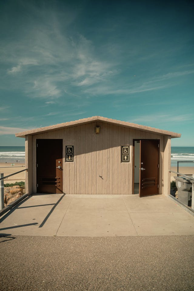 Office Cora went into a bathroom stall with a complete stranger on a ghost tour in Nashville.