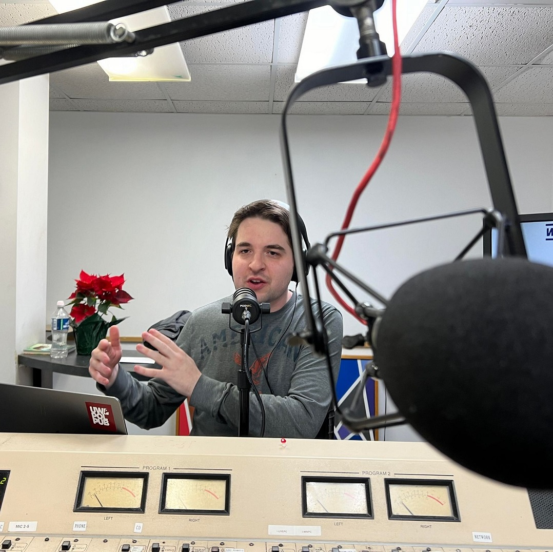 UW-L political scientist Chergosky sleeping in airline’s overhead bin, finding $40k in a KFC bathroom and some politics