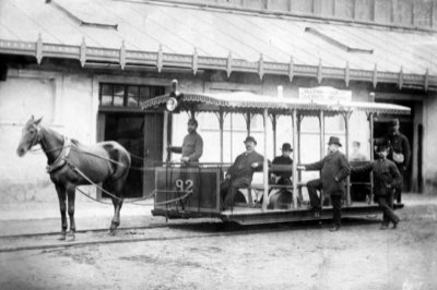 12. květen - Den, kdy Pražany naposledy svezla koněspřežná tramvaj episode artwork