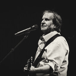 Chris De Burgh credits Montreal for launching his career, announces additional show