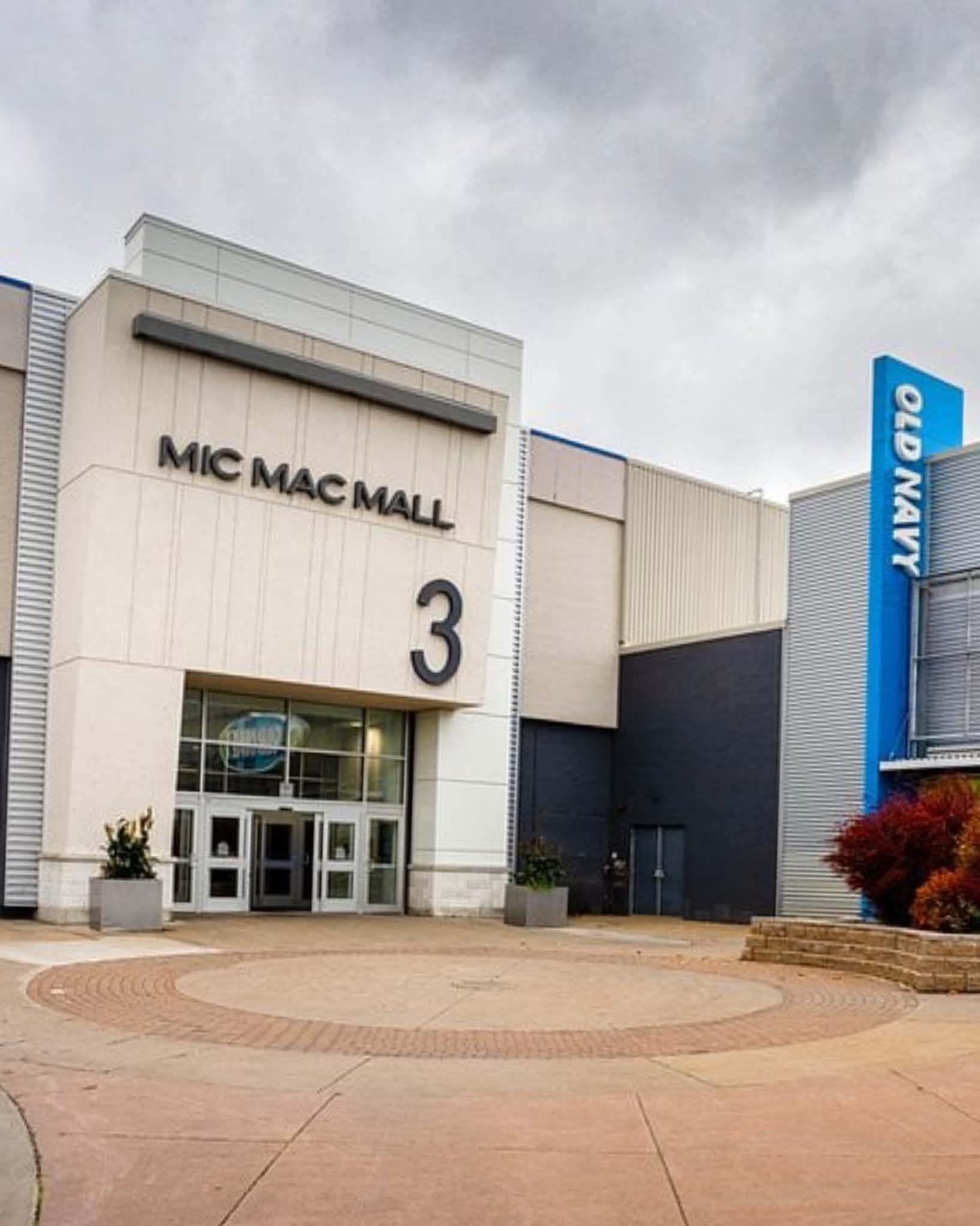 One less place to buy your jeans: Dartmouth store liquidating all stock & closing all locations episode artwork