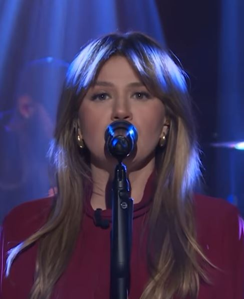Kelly Clarkson Covers Nova Scotian Artist On Viral 'Kellyoke'?!?!?!