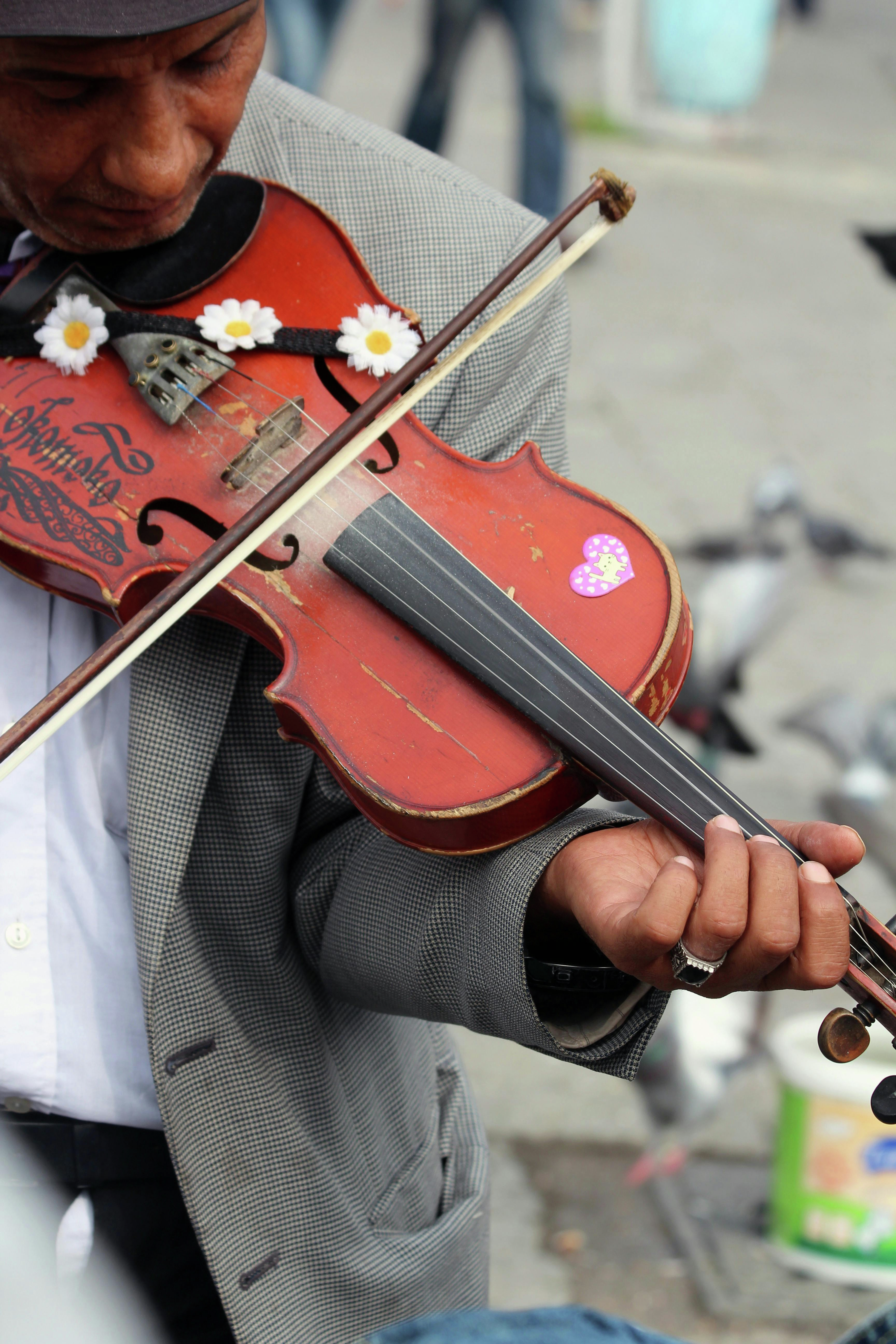 Fake buskers are playing in the Montreal metro. Here's why real musicians are upset