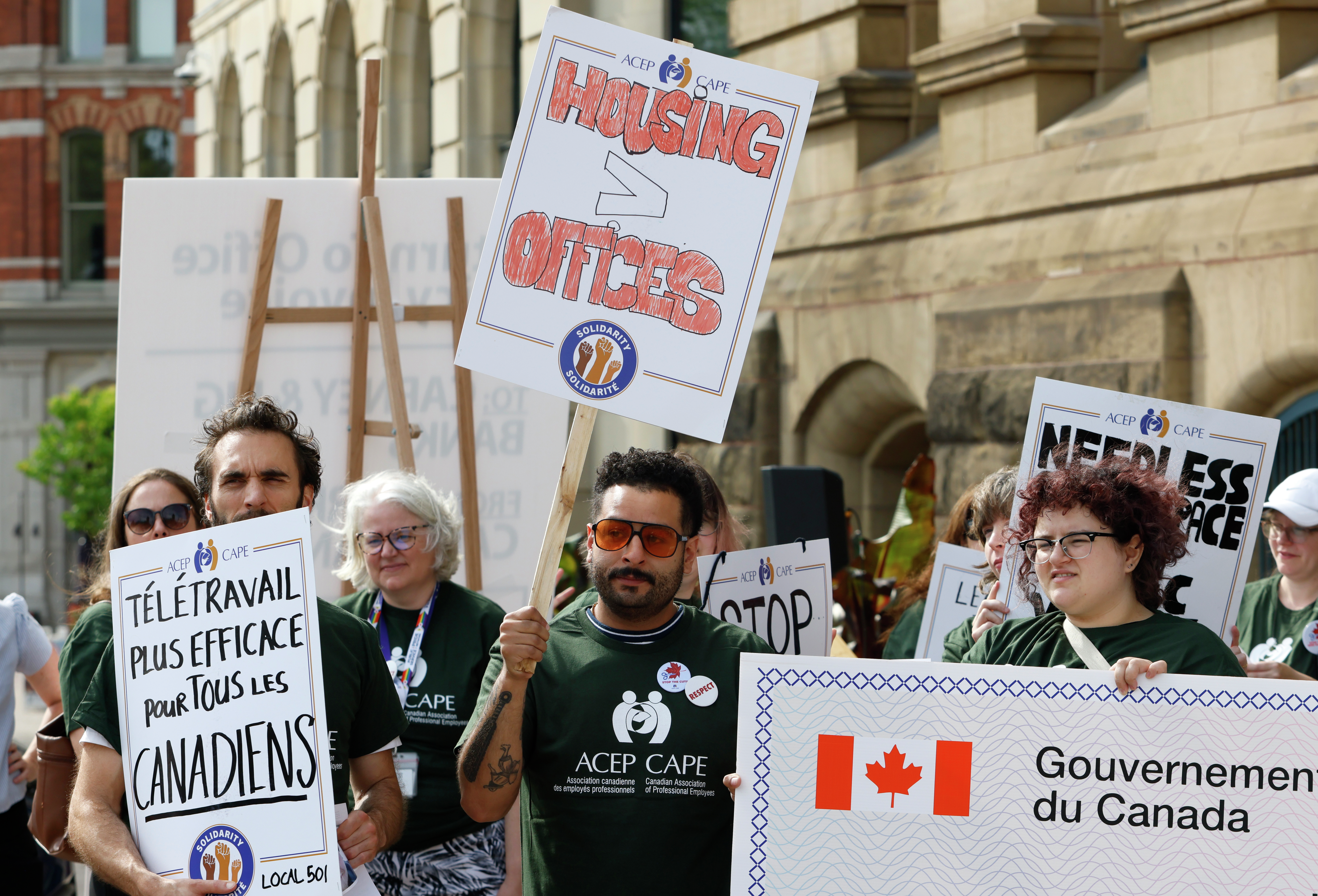 Federal workers are required to return to the office 4 days a week. Here's why they're protesting episode artwork