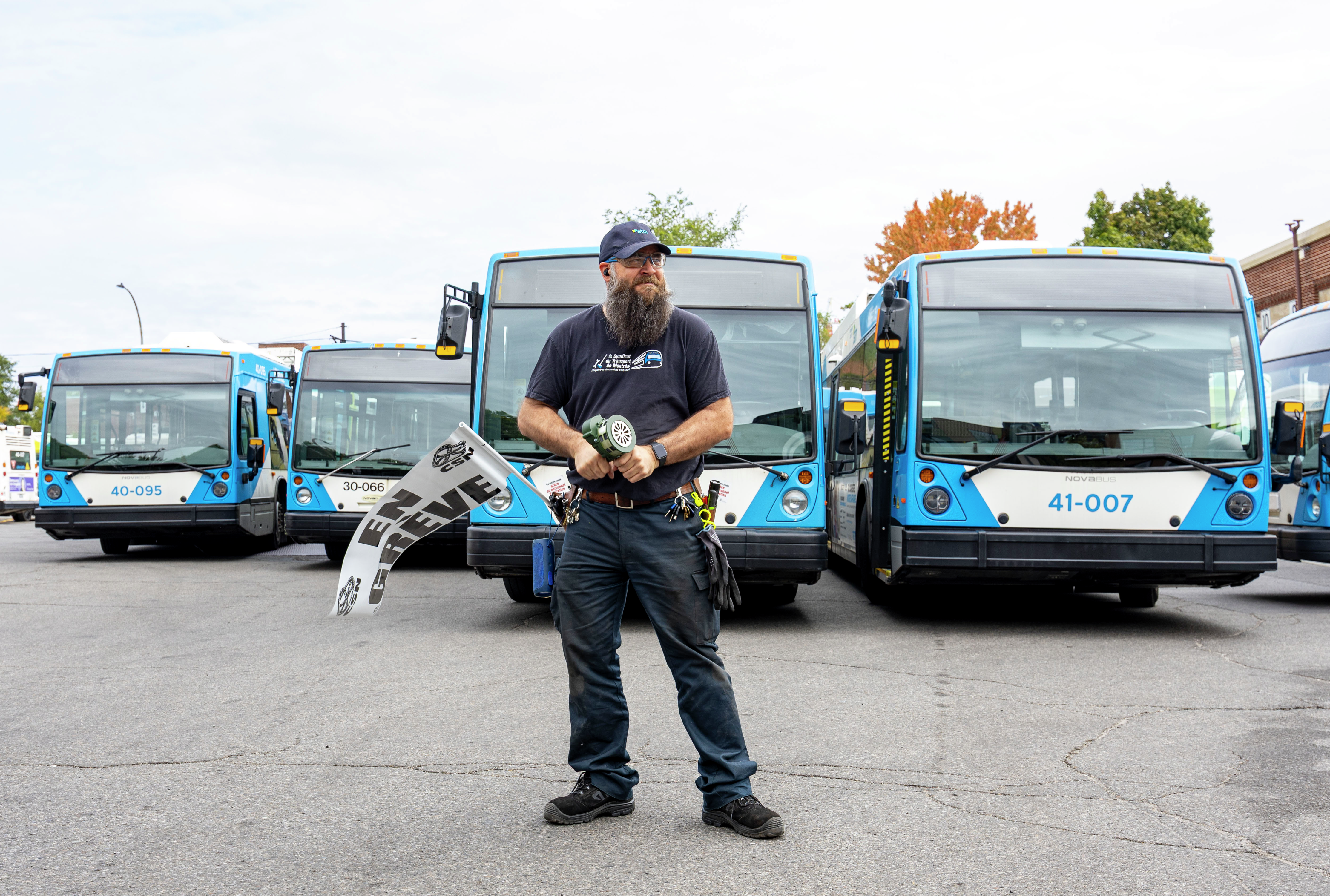 Why is it taking so long for STM maintenace workers to reach a deal with their employer?