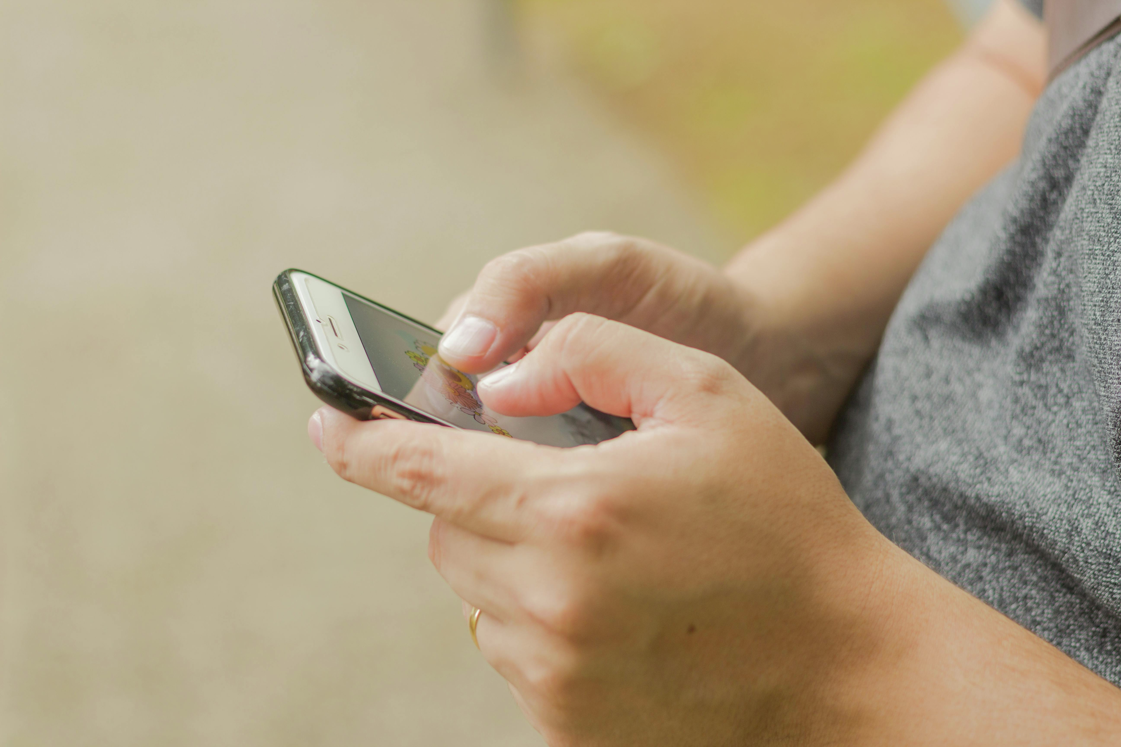 Tech Corner:  CRTC calls on Canada’s telcos to lower international roaming fees