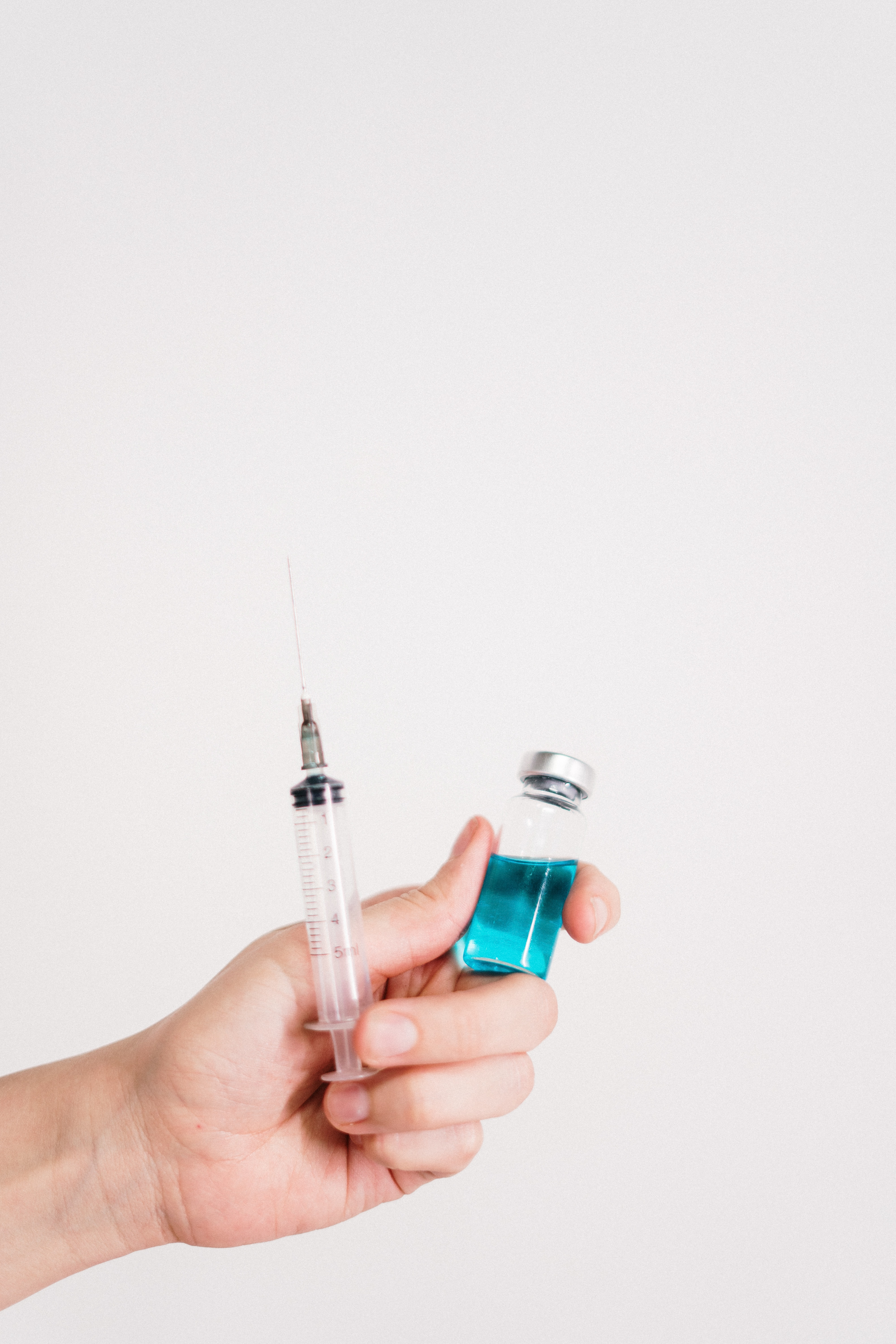 Experts advise Canadians to wait before getting the 4th COVID vaccine dose.