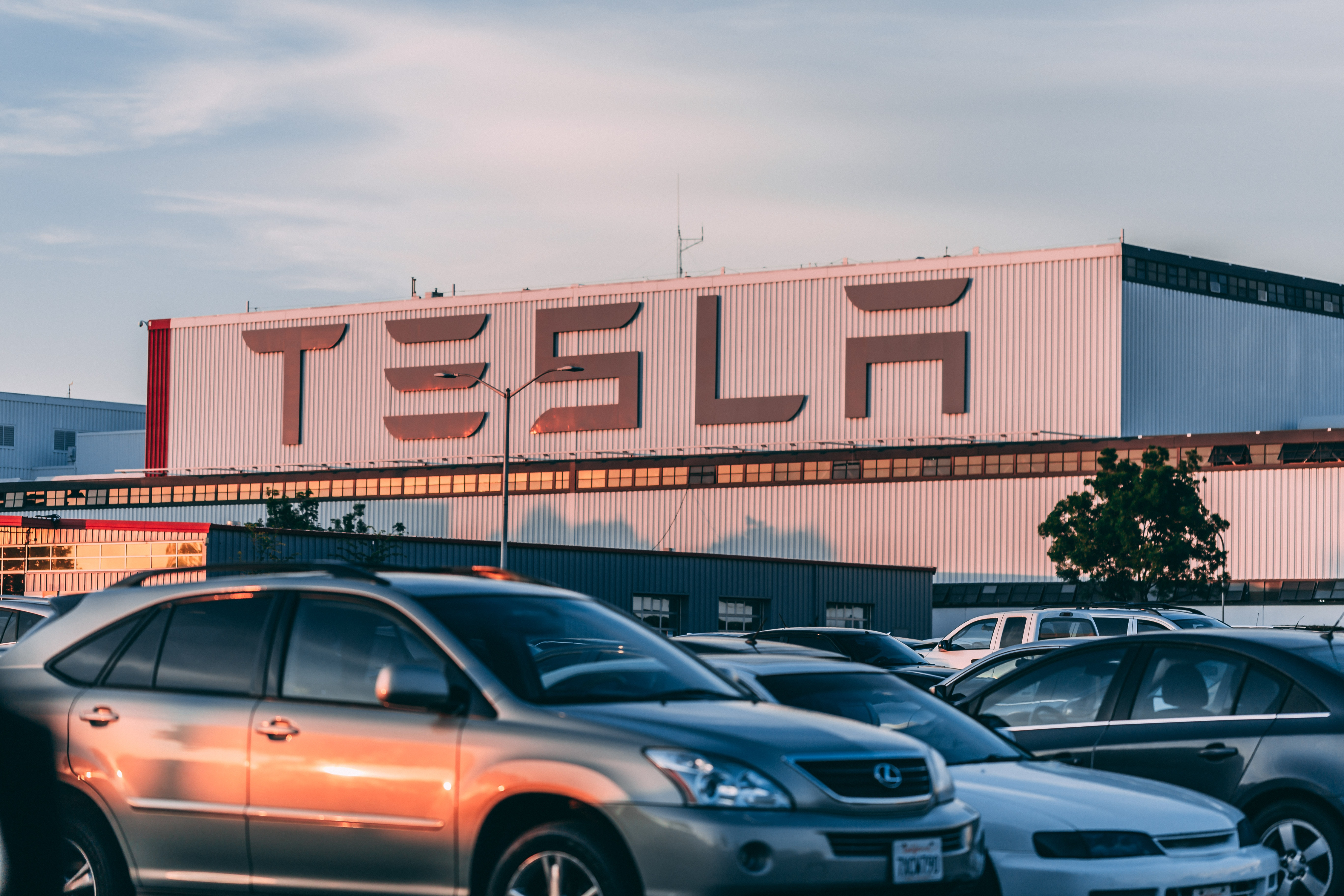 Tesla’s SUVs going for less than average new vehicle in the U.S.