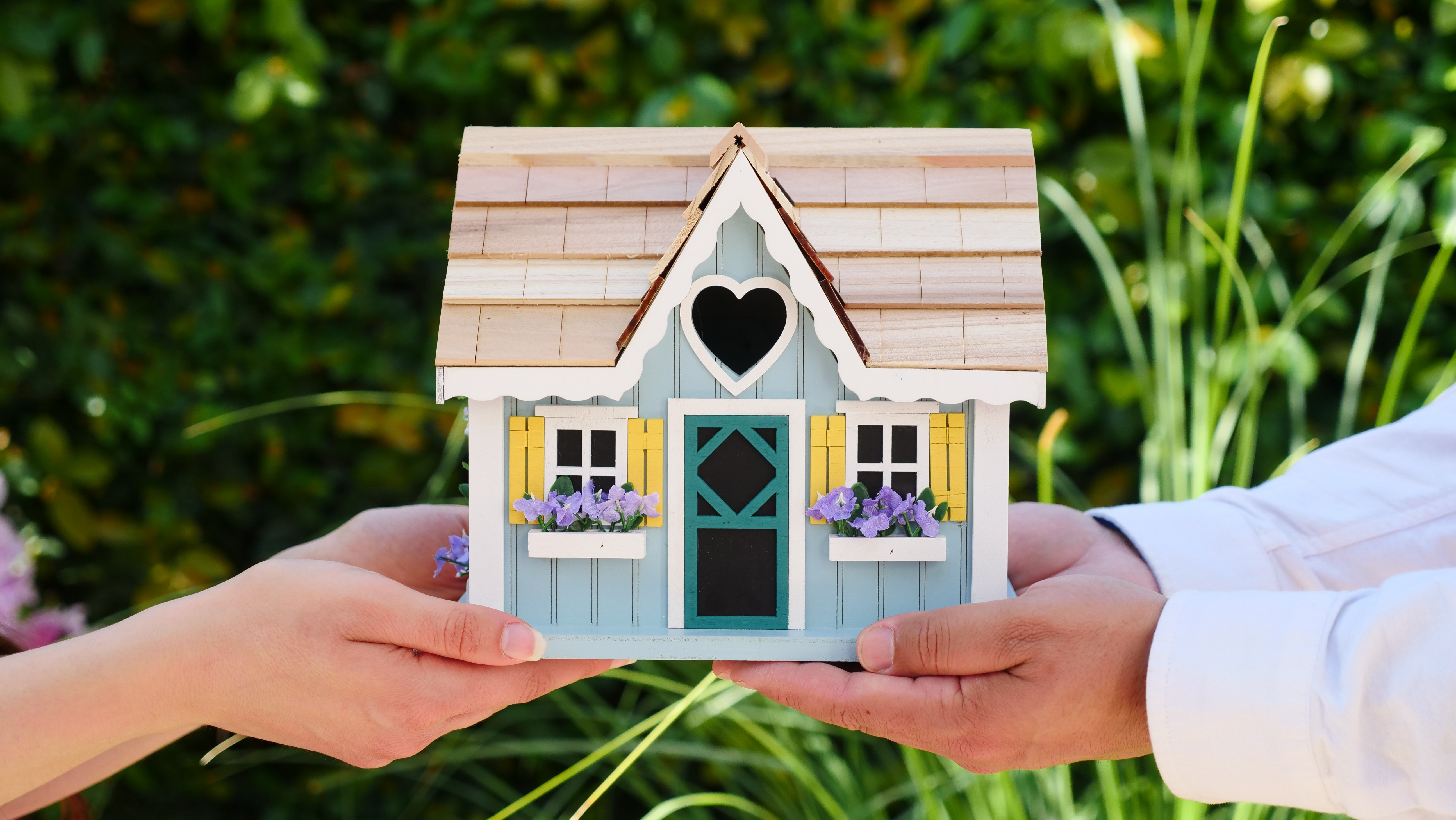 Average rent is now more than $2,000 per month in Canada