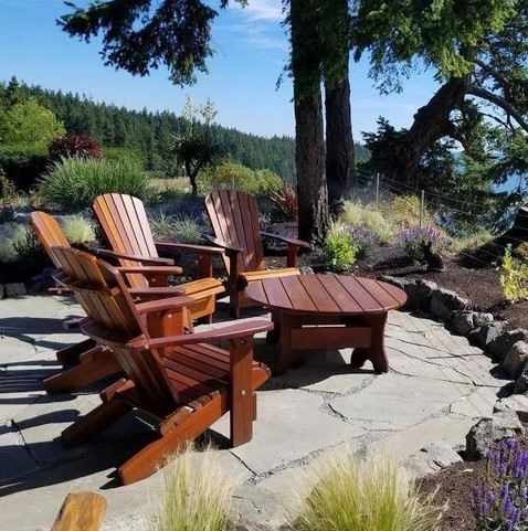 What's the difference between a Canaidan Muskoka chair and an American Adirondack chair?