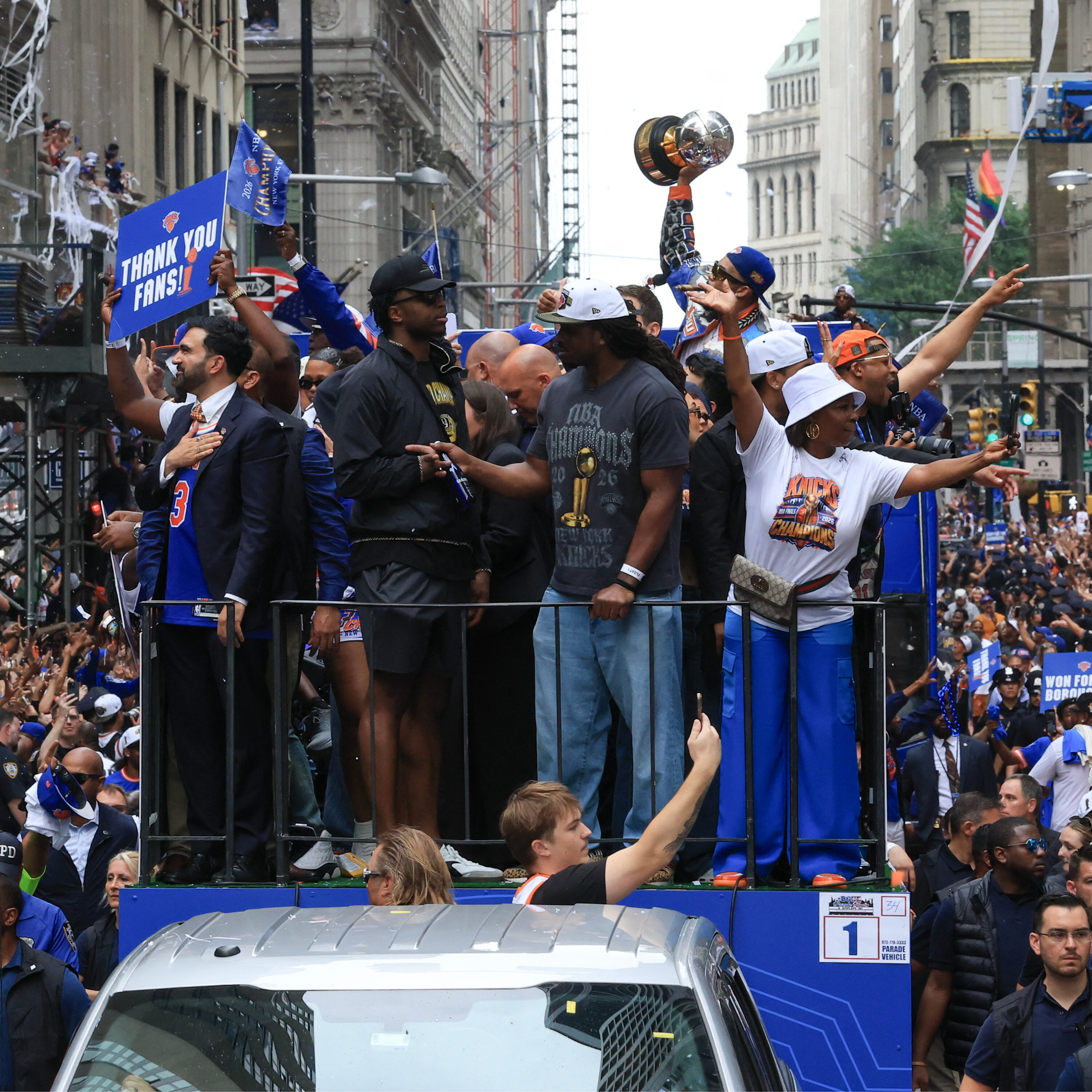 New York shuts down to celebrate the Knicks, Colin’s sweet update for Sugar season 2 and the Obamas welcome the stars to Chicago.