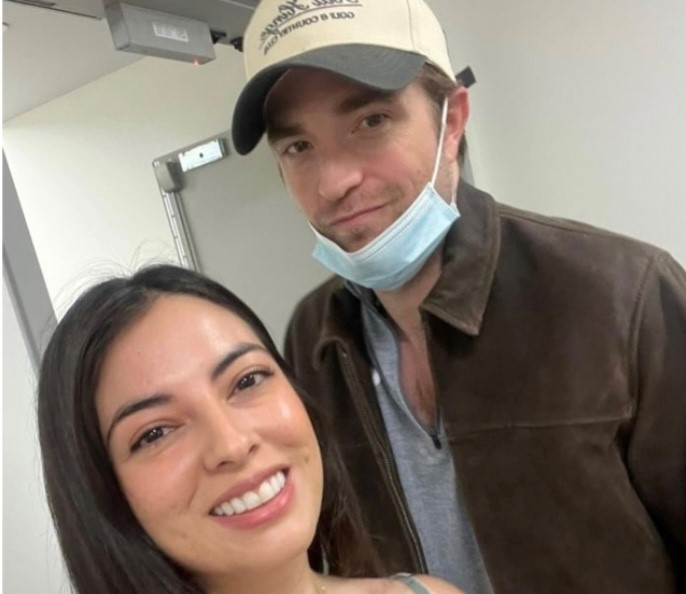 Robert Pattinson spotted at YYC airport. Here with Jennifer Lawrence for a film.