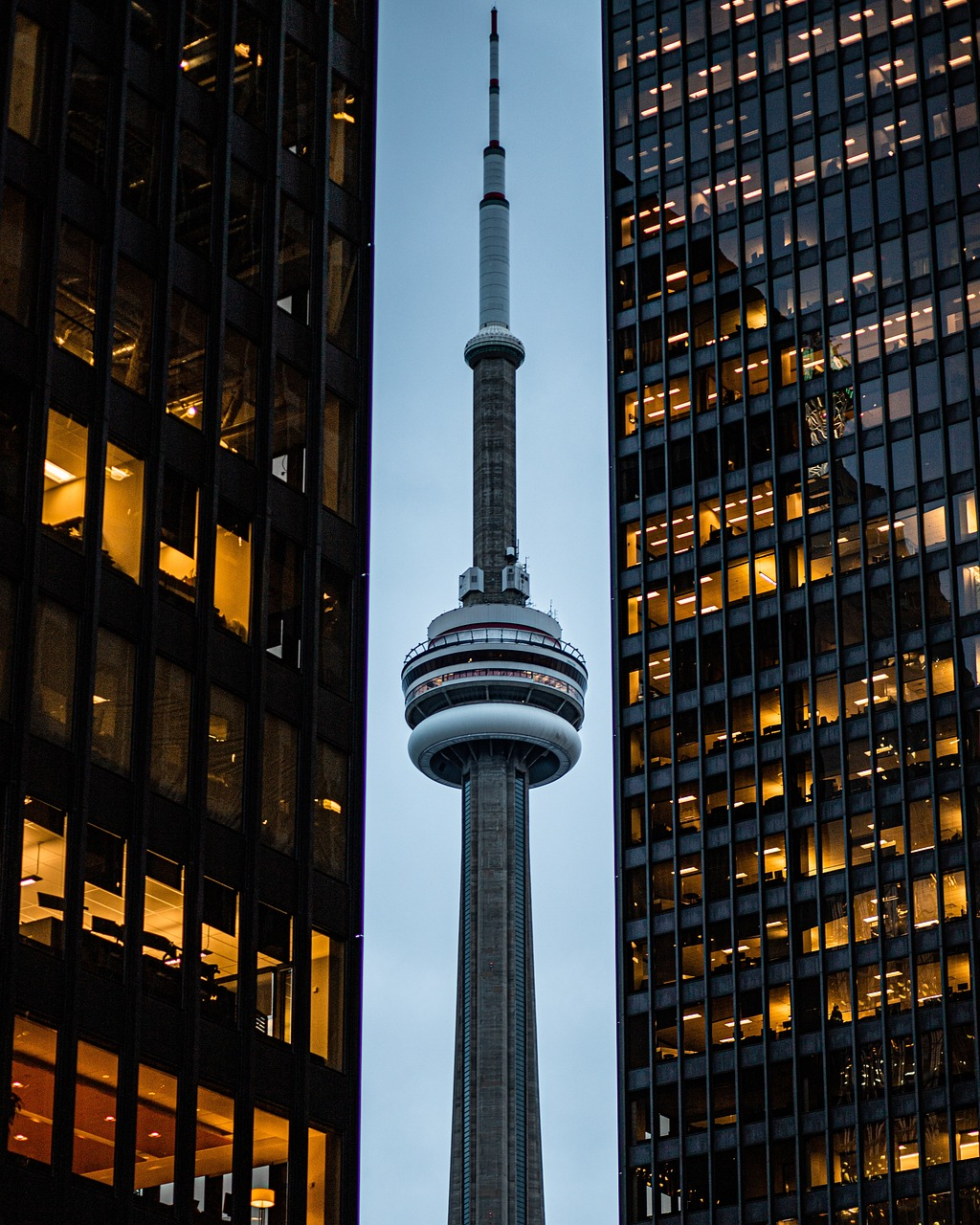 Liz McGuire, Blue Jays super fan and co-host of the Jay Bird Watching podcast, workers at Toronto’s large banks say return-to-office mandates plagued with problems and Tory’s take. episode artwork