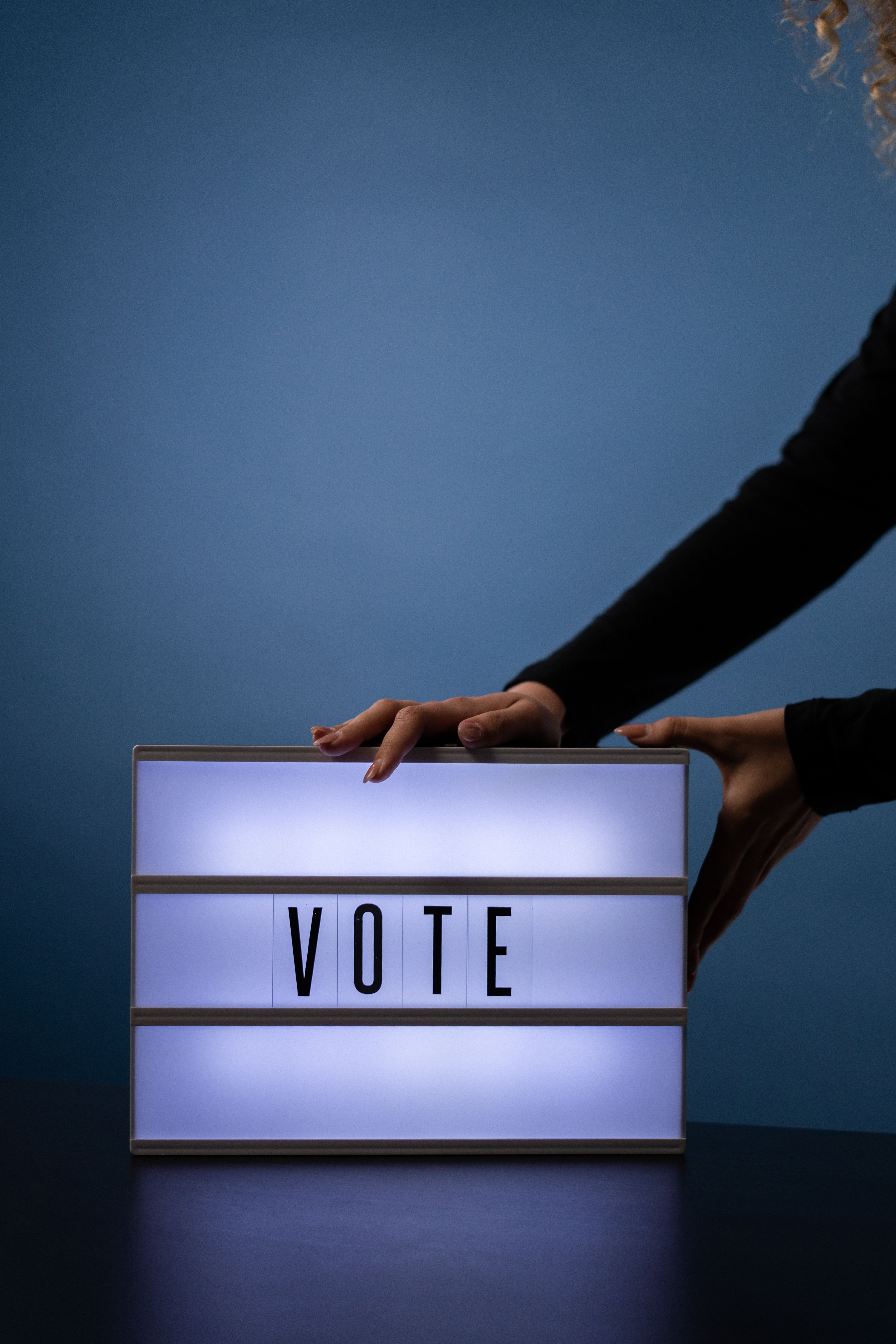 Hour 2: Chow Leads Bradford in the Latest Polls - Shopify CEO appears to endorse giving more votes to wealthy Canadians episode artwork