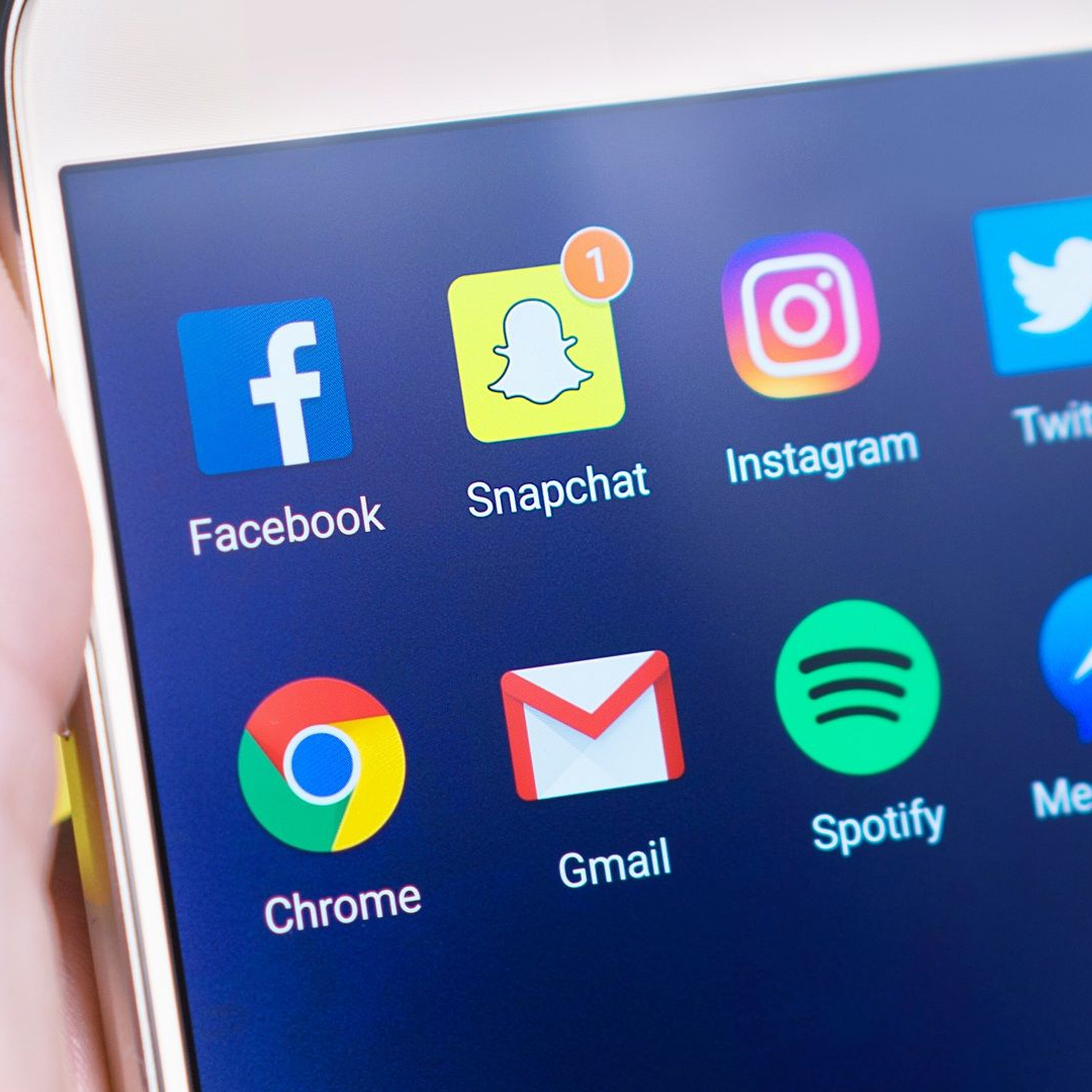 Hour 4: AI is creating a ‘two-track’ job market. Plus: how social media and video network consumption is now ahead of other news sources as the most widely used source of news globally and Rob Davis: Overhyped and Underplayed. episode artwork