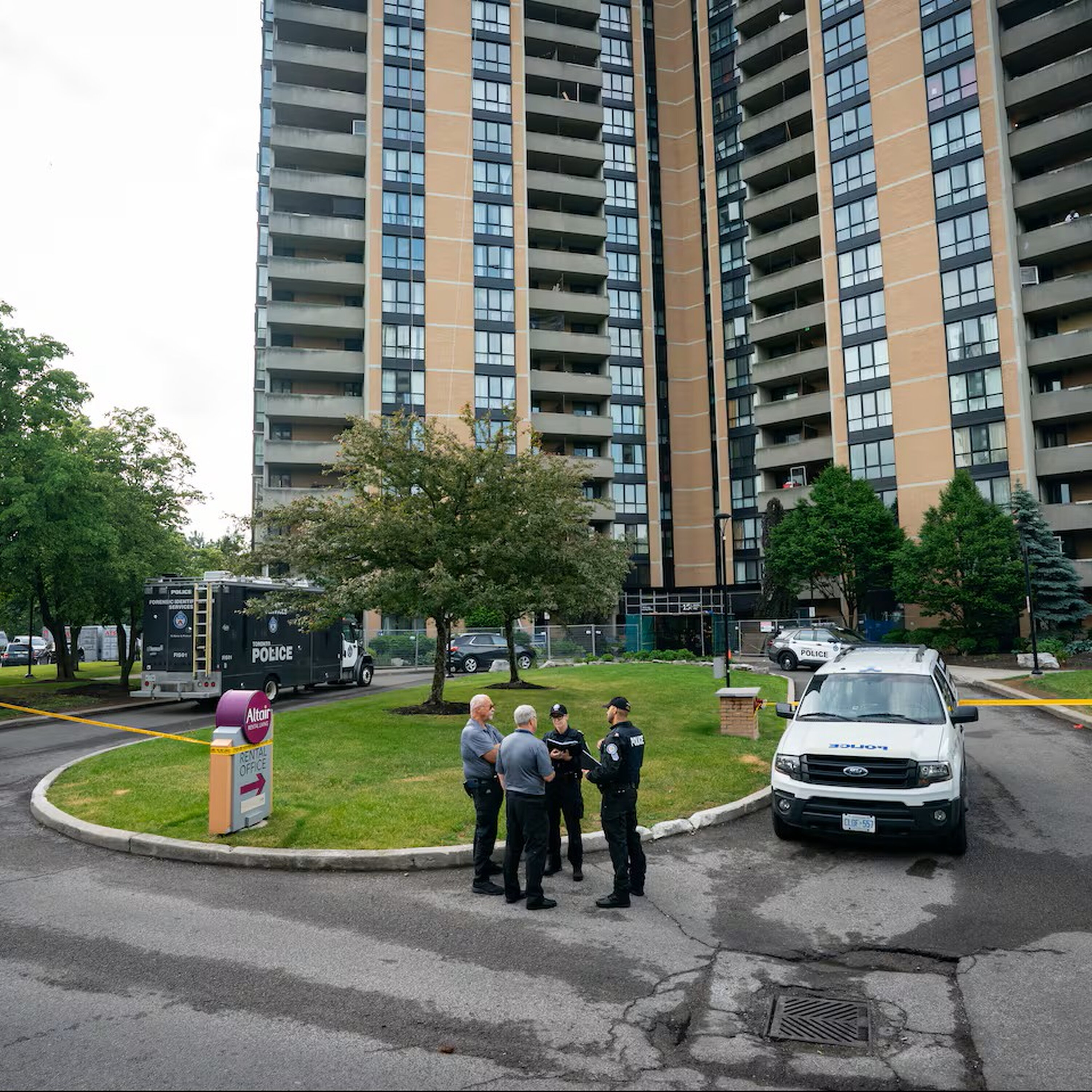 Toronto Police officer shot and killed at North York apartment building. @millandmaitmom talks with @mendelsonmark