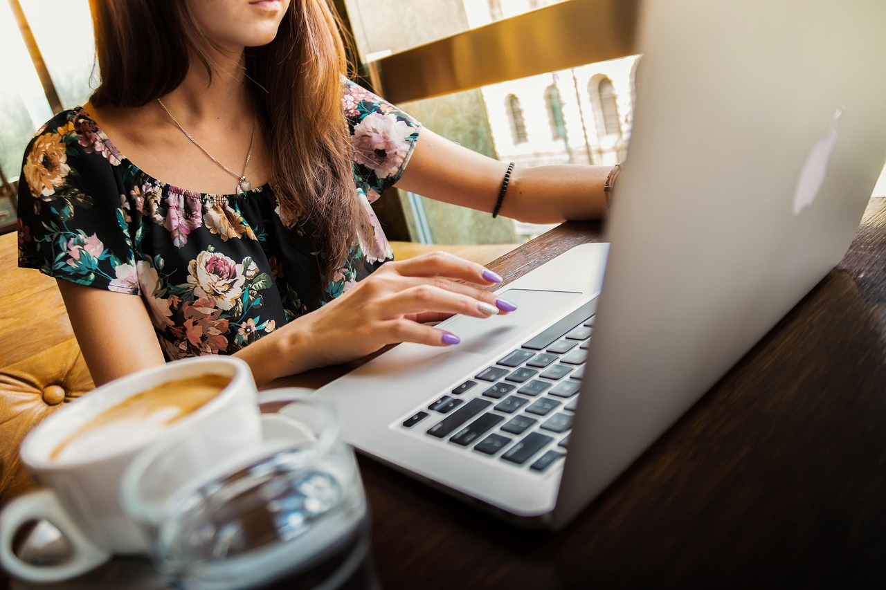 Former journalist-turned-communications manager Leanne Elnicki discusses with @MooreintheAM whether A.I. is hurting the hiring process as she struggles to even get a call back from prospective employers.