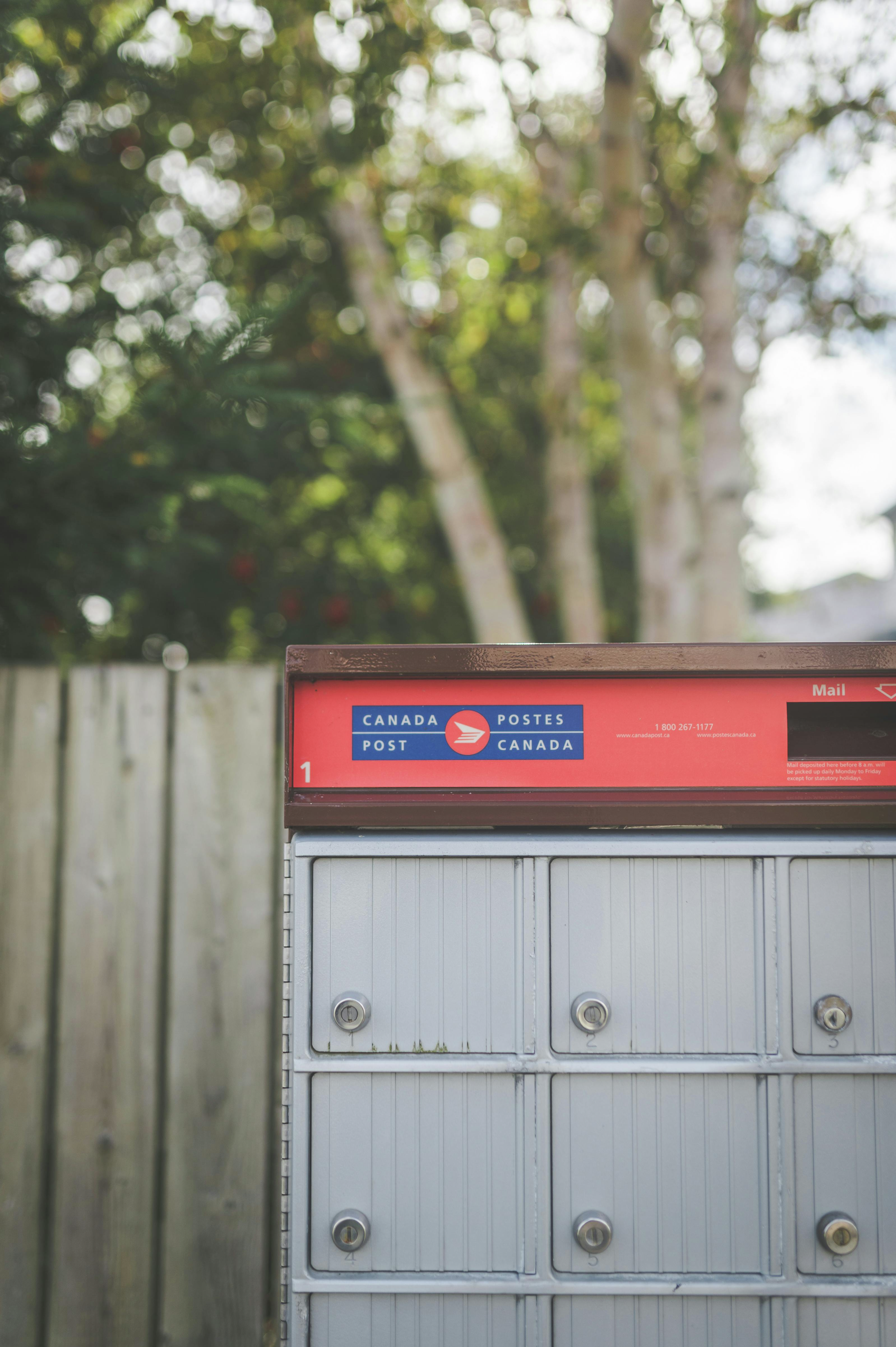 York University labour studies professor @WStevenTufts breaks down for @MooreintheAM Canada Post moving ahead with ending home delivery and some closing brick and mortar locations. episode artwork