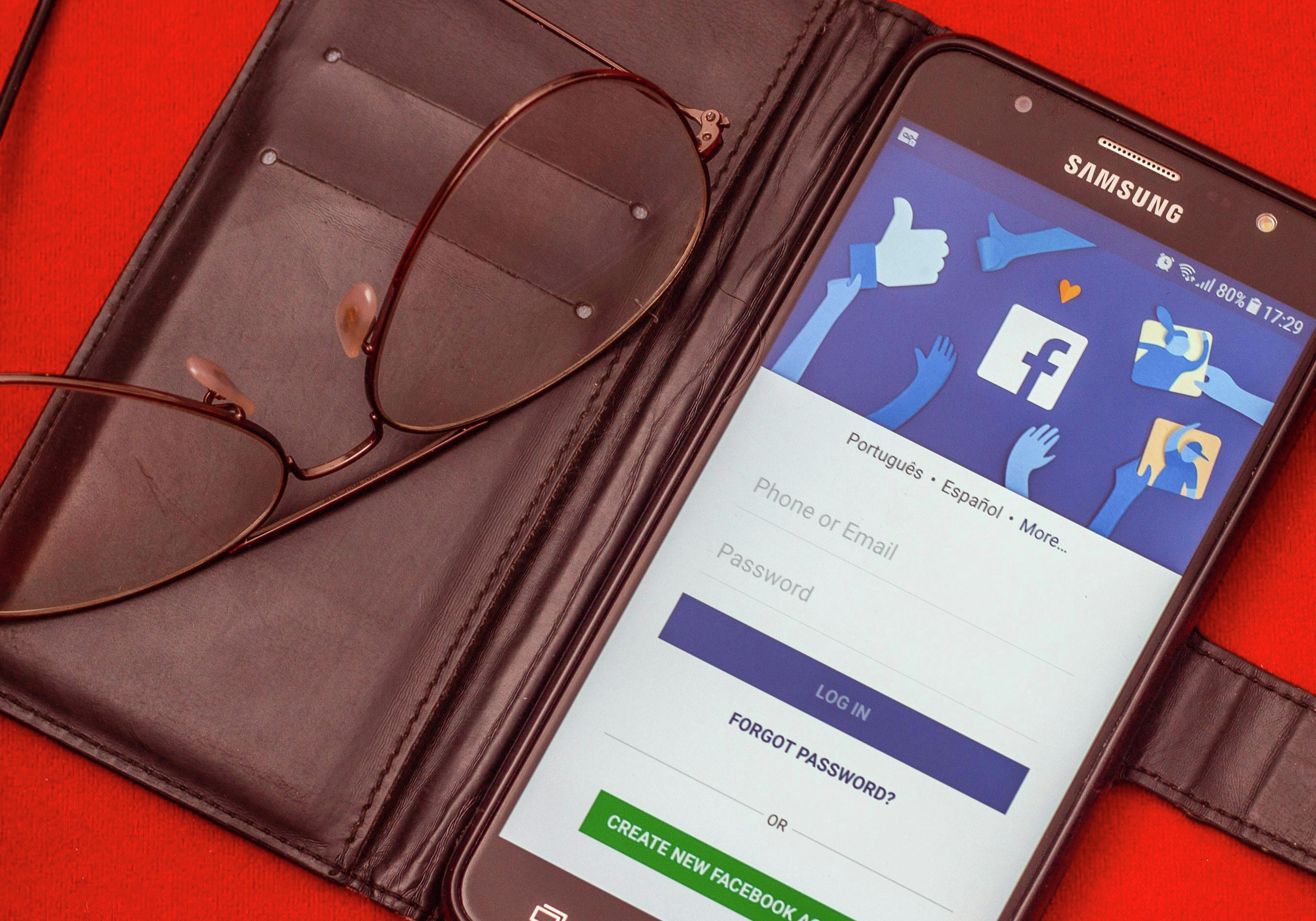 NEWSTALK 1010 tech expert @CarmiLevy tells @MooreintheAM that Canada in talks with Meta to return news to Facebook. Plus, apparently TikTok is falling apart under US control. episode artwork