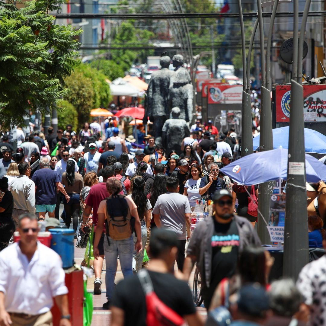 Imagen de ¿Quién va a cuidar a una población que envejece?: Alerta por caída histórica de la fecundidad en Chile