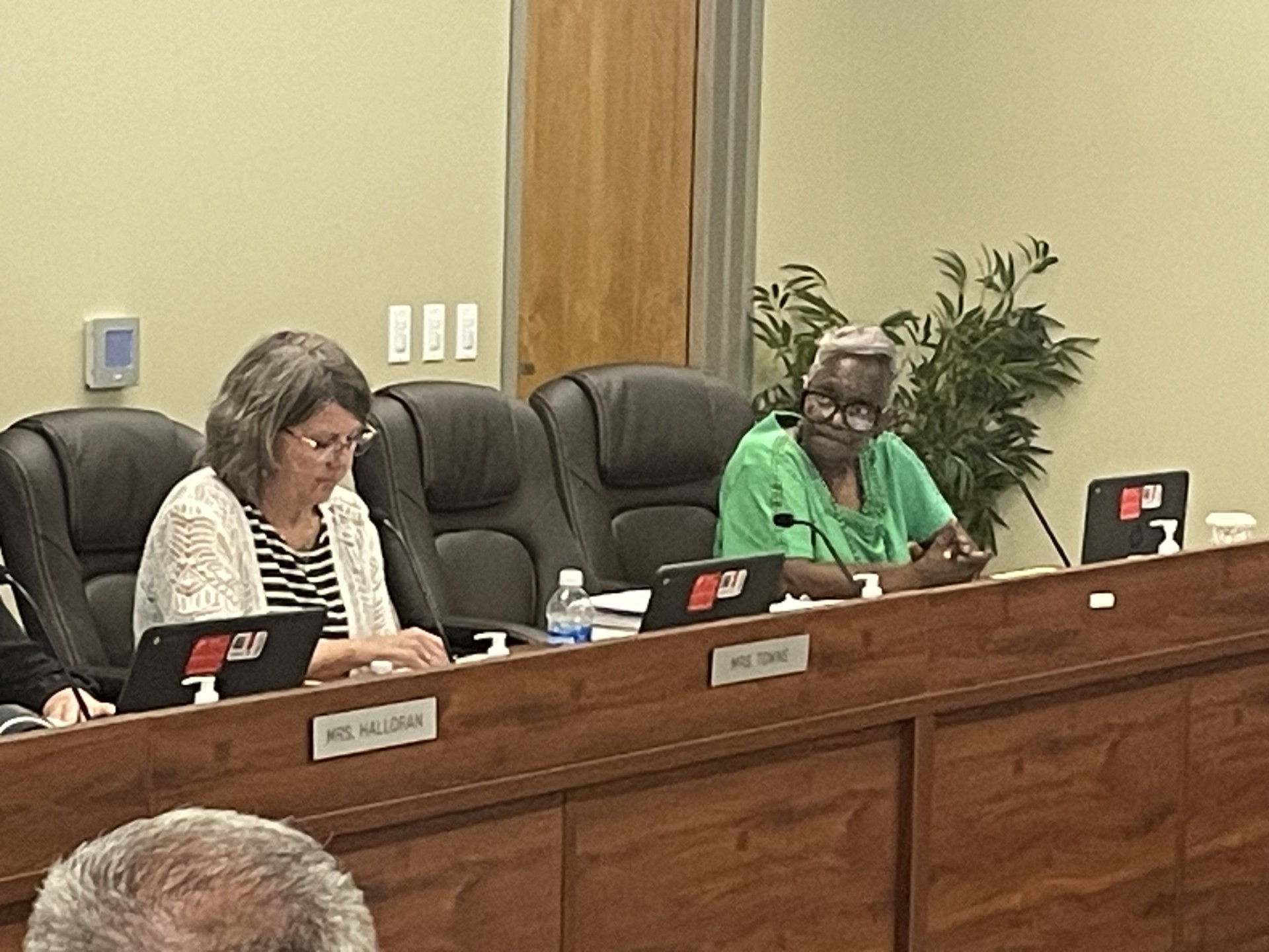 VCF News: District 118 Board Passes Cell Phone Policies for DHS, North Ridge