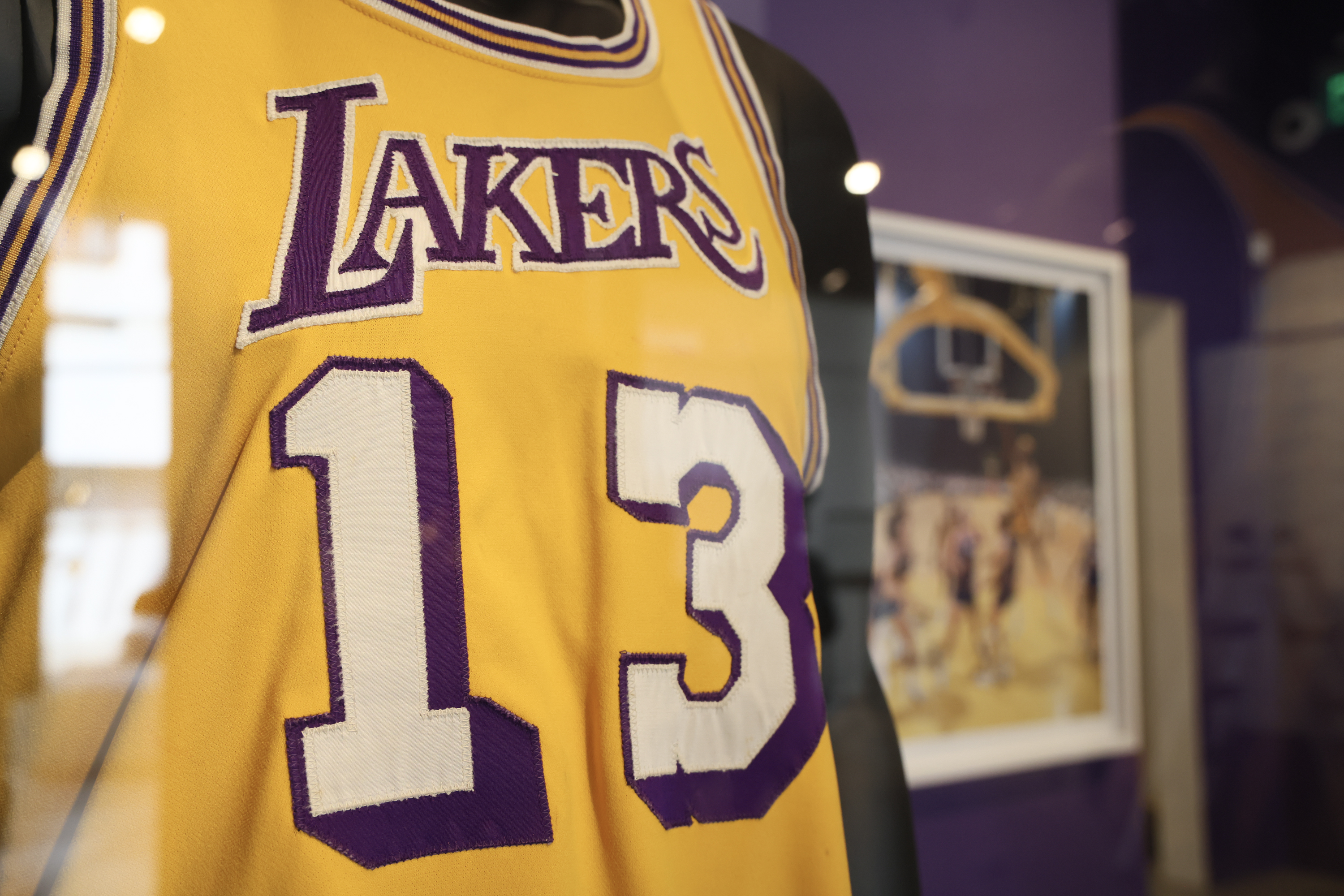 1972 Wilt Chamberlain jersey expected to sell for more than $4M at