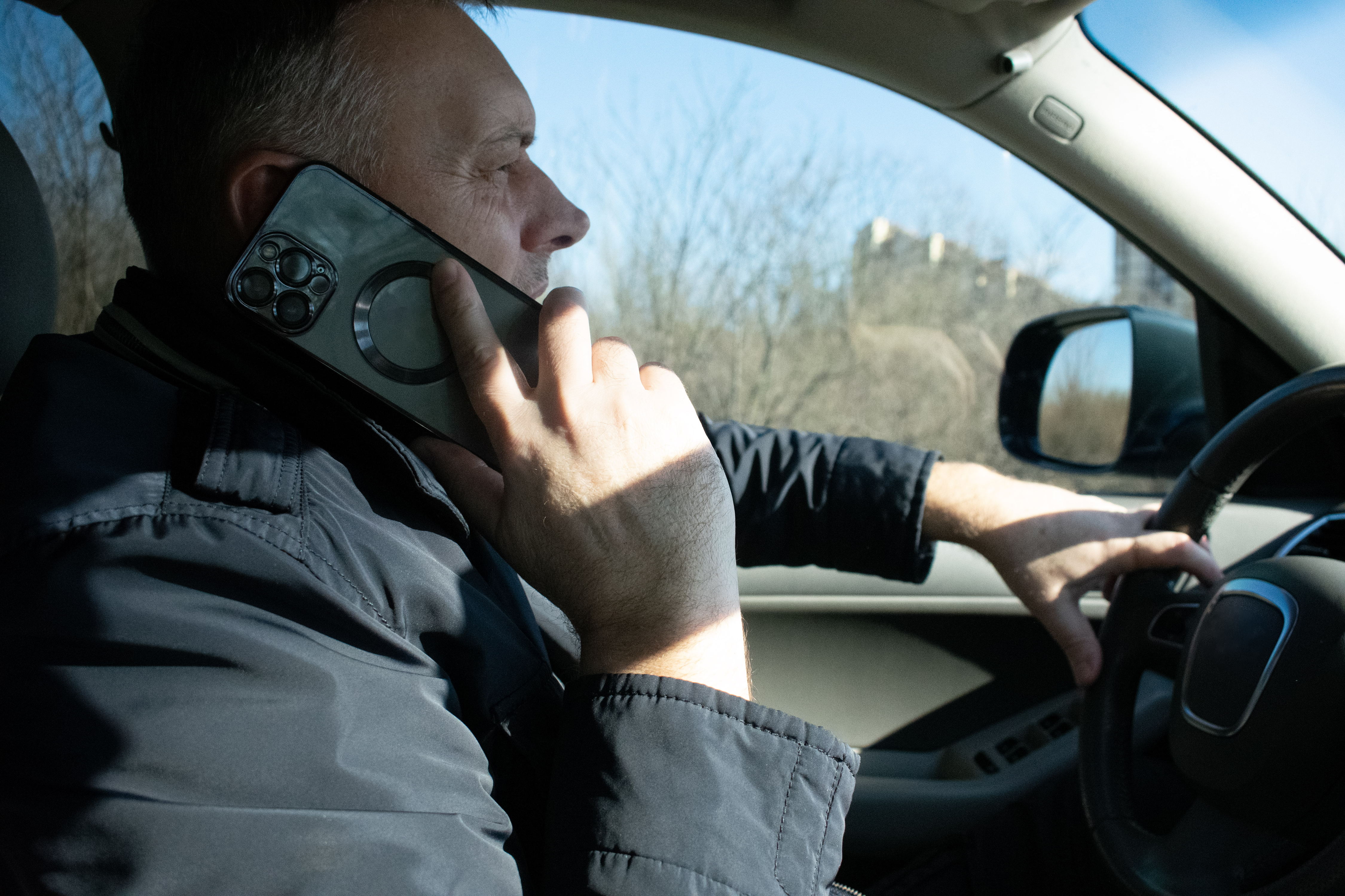 Pa. governor expected to sign bill that would issue fines to drivers using handheld phones
