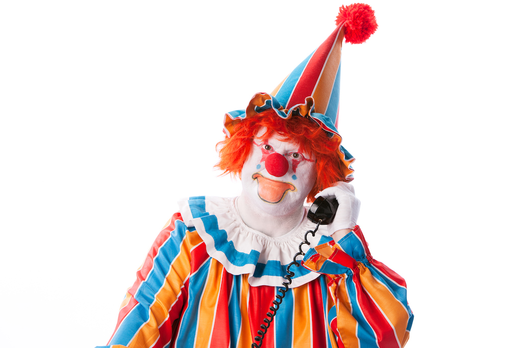 Как разговаривает клоун. Клоун говорит. Клоун по телефону. Клоун говорит по телефону. Клоун говорит в микрофон.