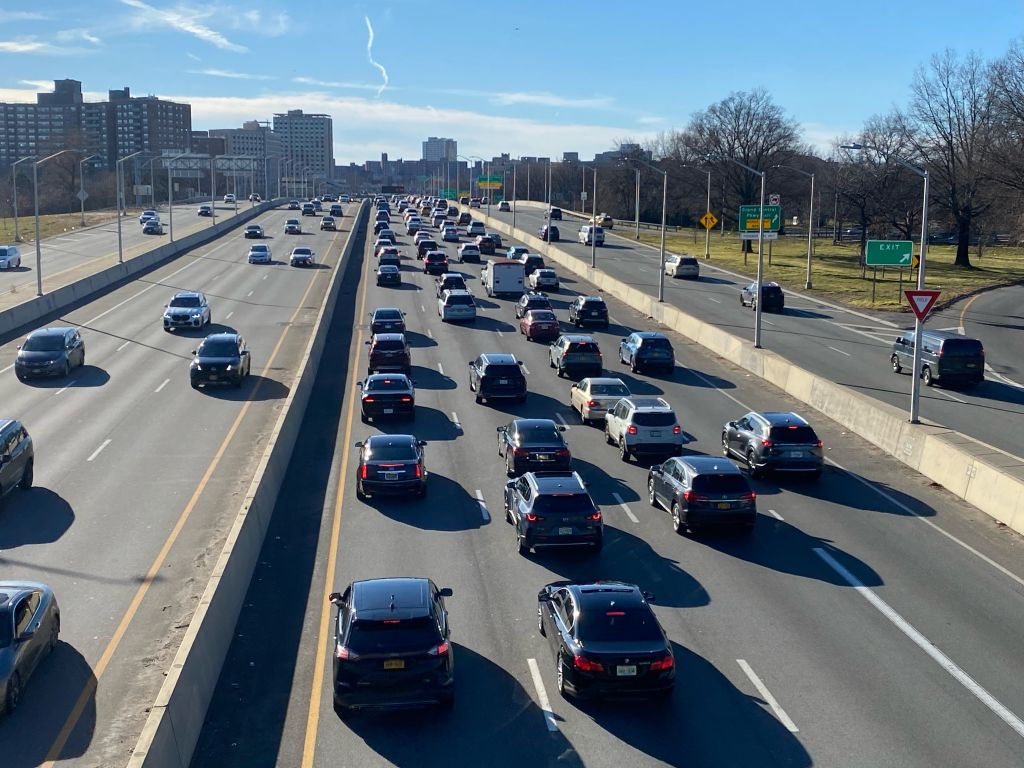 NEWSLINE: A new report shows New Yorkers have the longest commute in the country