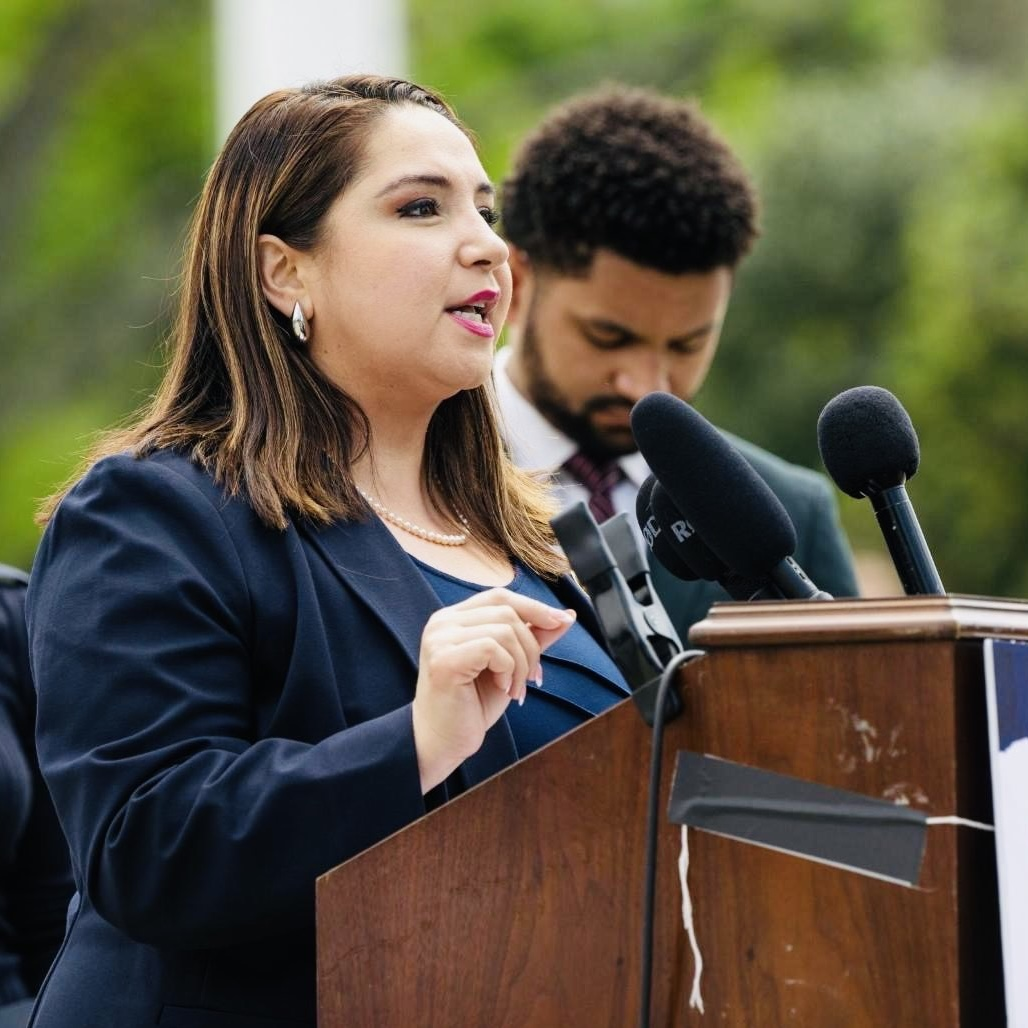 Measure to support tenants who want to organize backed by Delia Ramirez