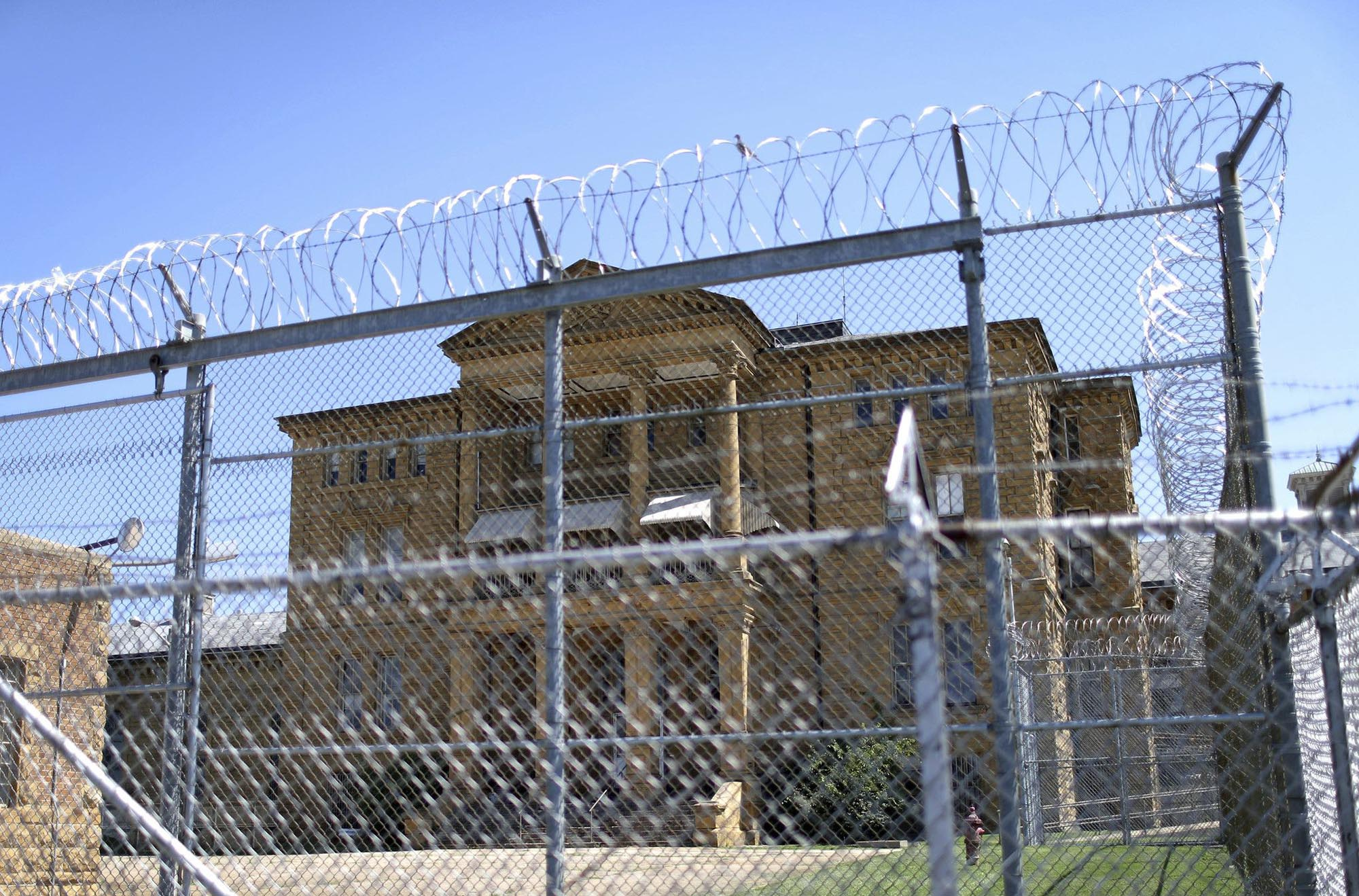 Legal groups call for end to long-term solitary confinement in Illinois