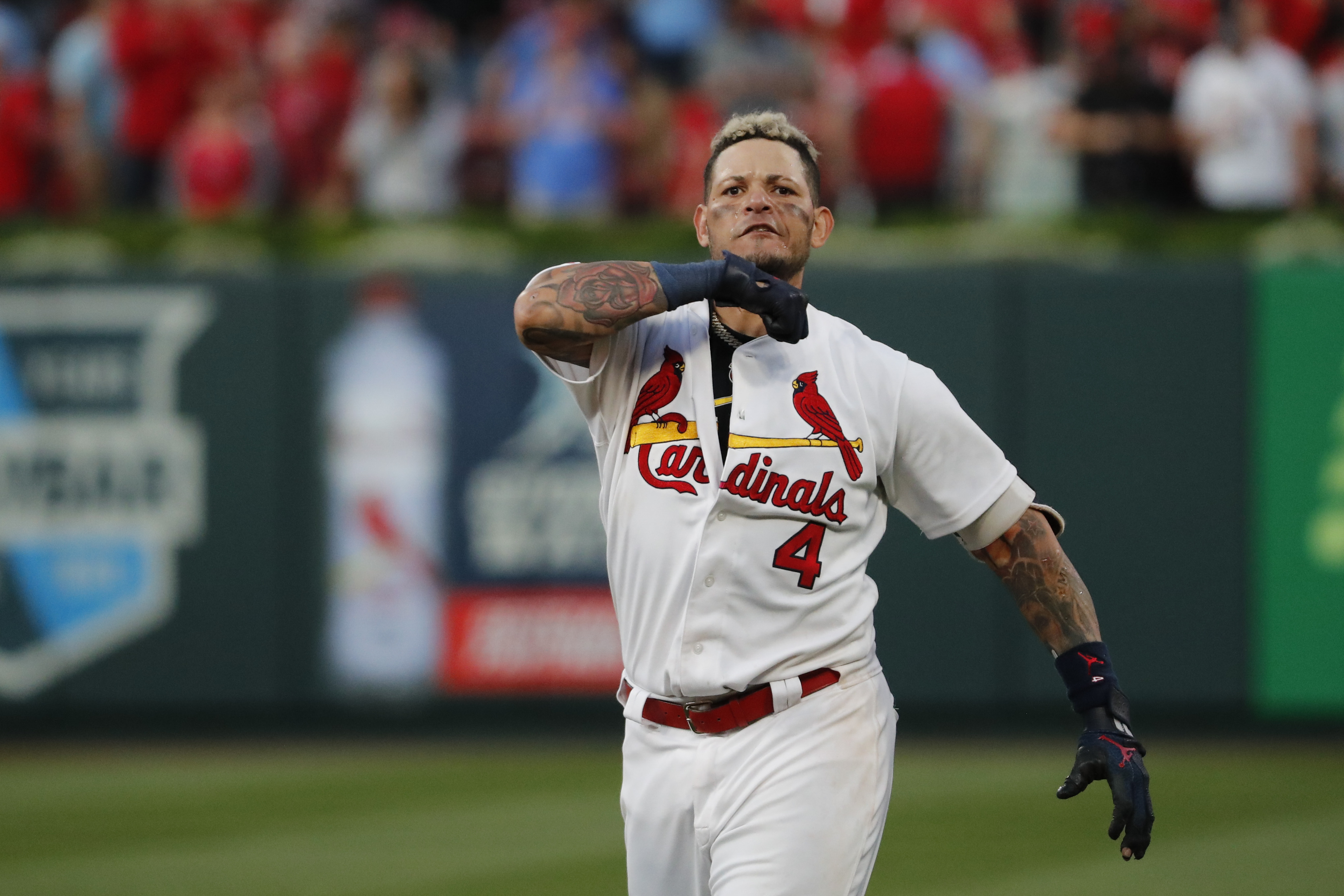 Molina's walk-off RBI in 10th inning of Game 4: CARDS WIN