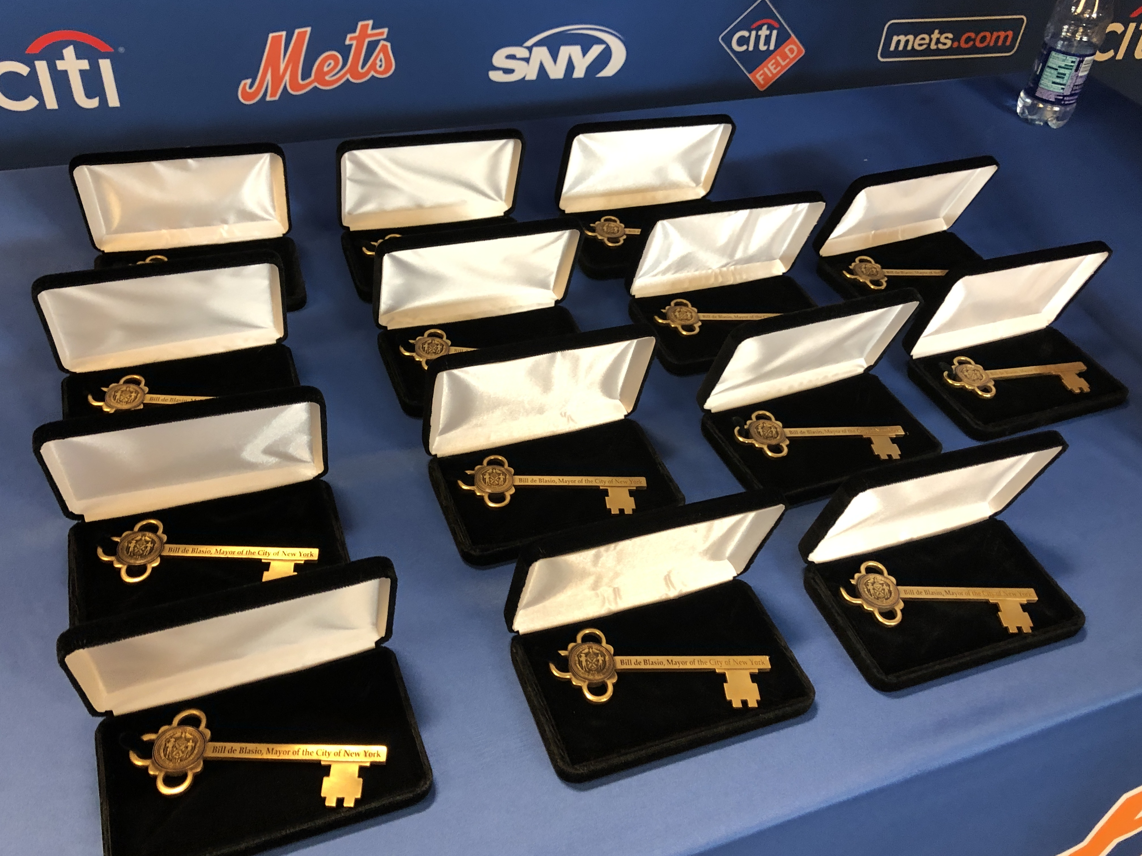 1969 Mets honored with parade, keys to NYC