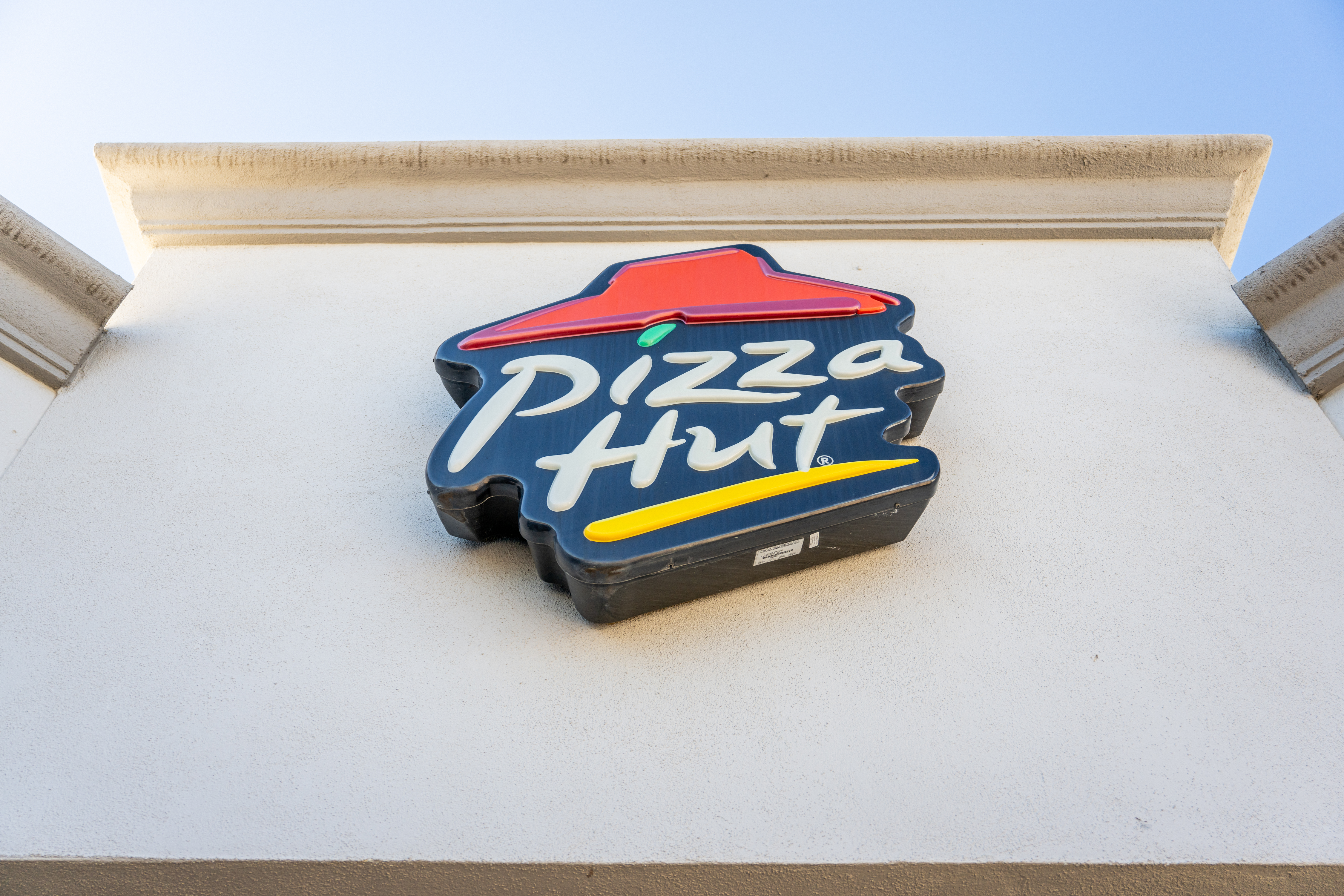 Ahead of California raising minimum wages for fast food workers to $20/hour, Pizza Hut will lay off 2,000 delivery drivers