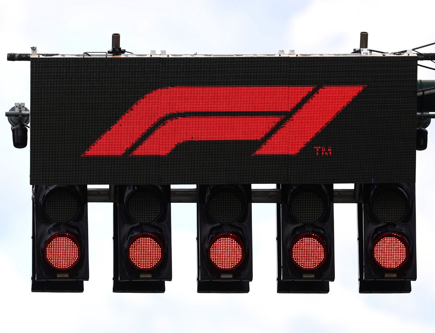 Voices of F1 ft. Steve Slater: '5 red lights illuminate...'