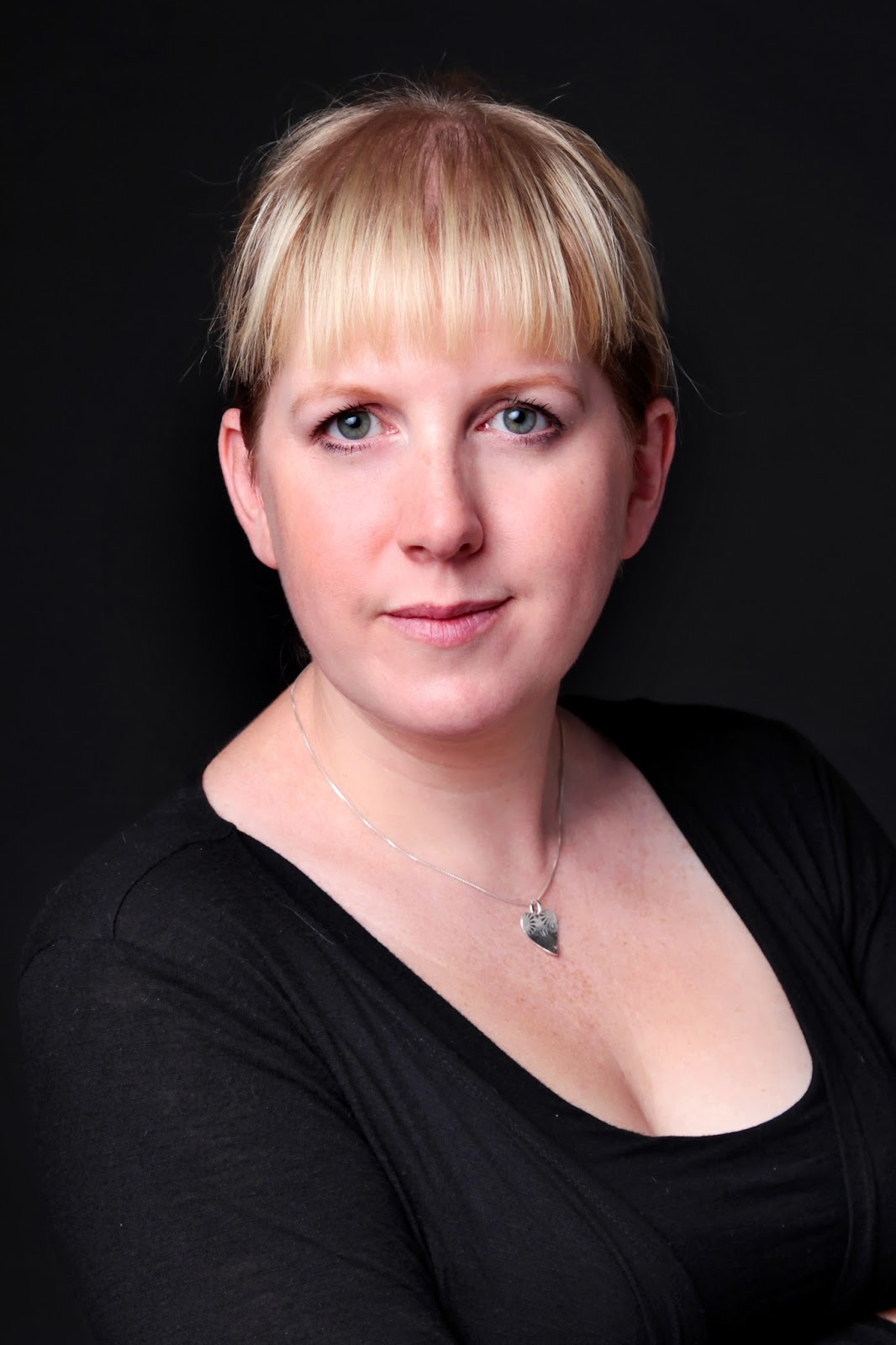 Кто не спрятался фильм. Клэр макинтош книги. Клэр макинтош. Клэр макинтош биография. Клэр макинтош книги.