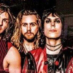 Billy Chats With The Struts As They Land To Conquer Australia