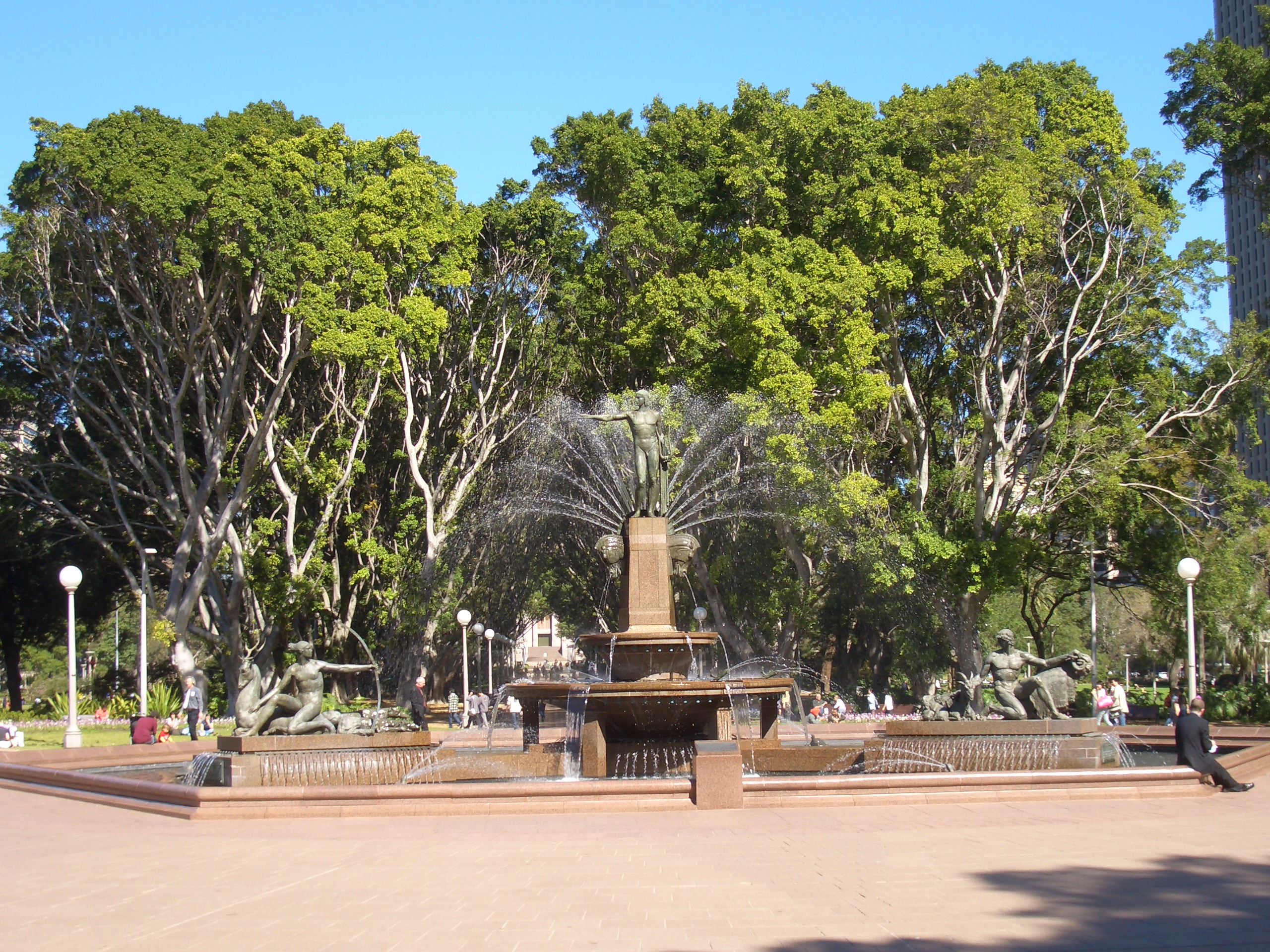 Hire car crashes into Hyde Park fountain