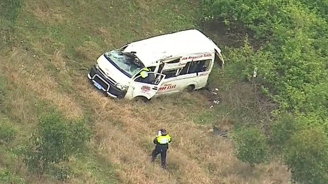 Crash investigators probe Valley minibus accident