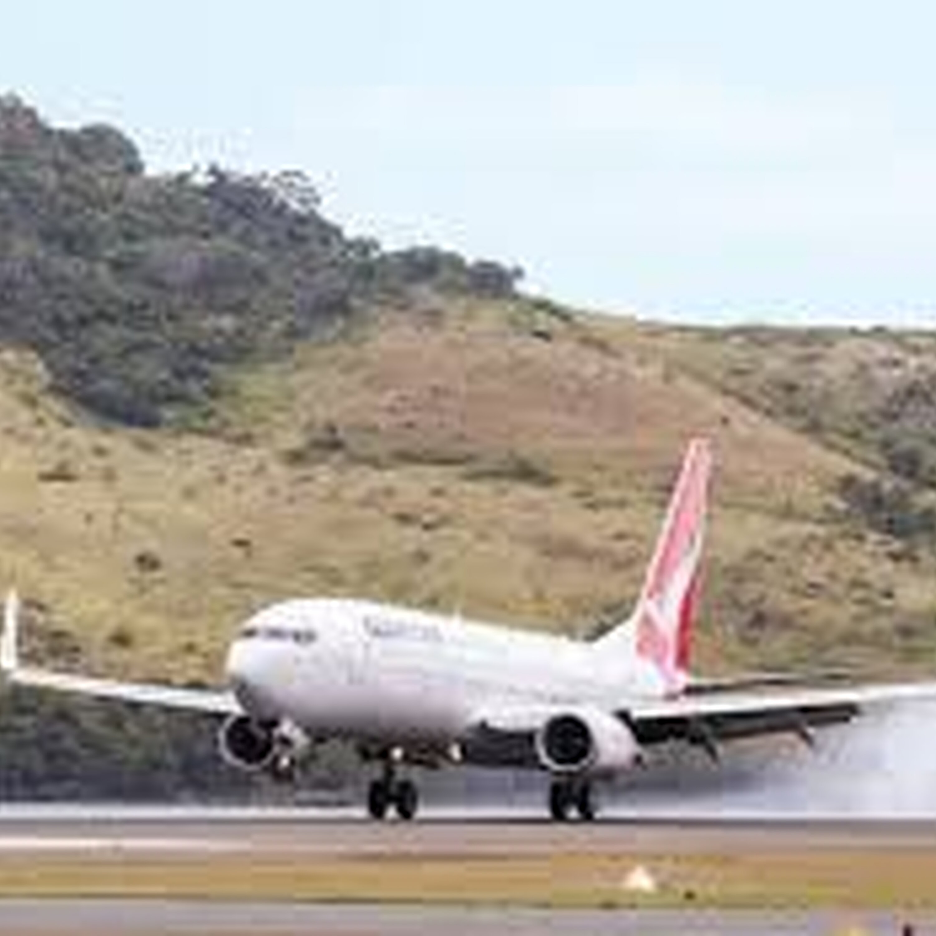 Hamilton Island flights cut by Qantas amid fuel crisis