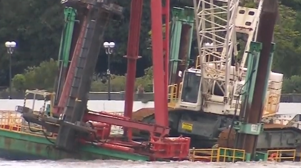 DEVELOPING: Crane emergency in the Brisbane River