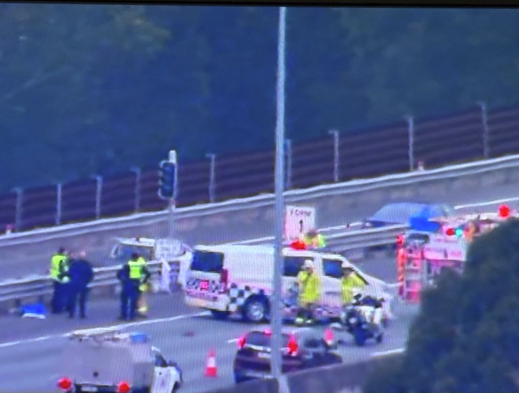 Multi-vehicle crash at Belmont on Brisbane's south kills one