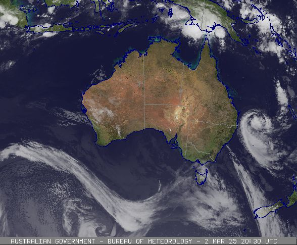Cyclone Alfred re-intensifies, eyeing a Brisbane coastal crossing 