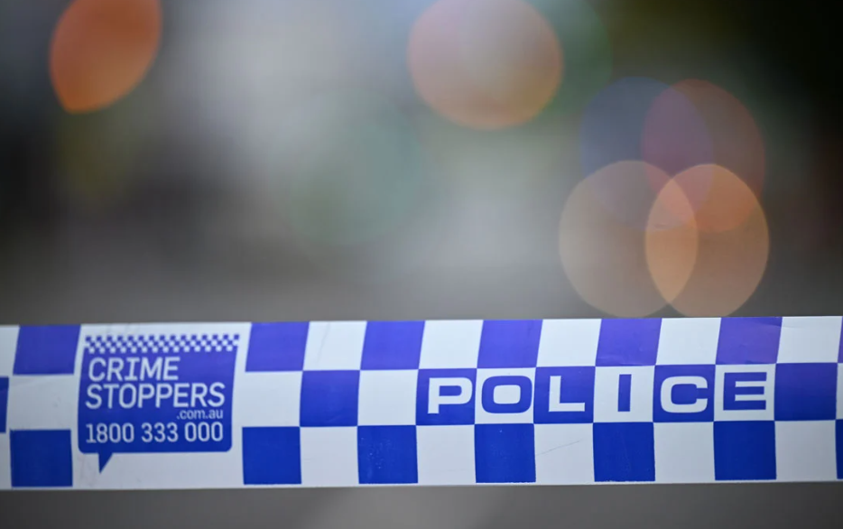 Police return fire in central Victoria siege; Parents frustrated over Melbourne childcare testing