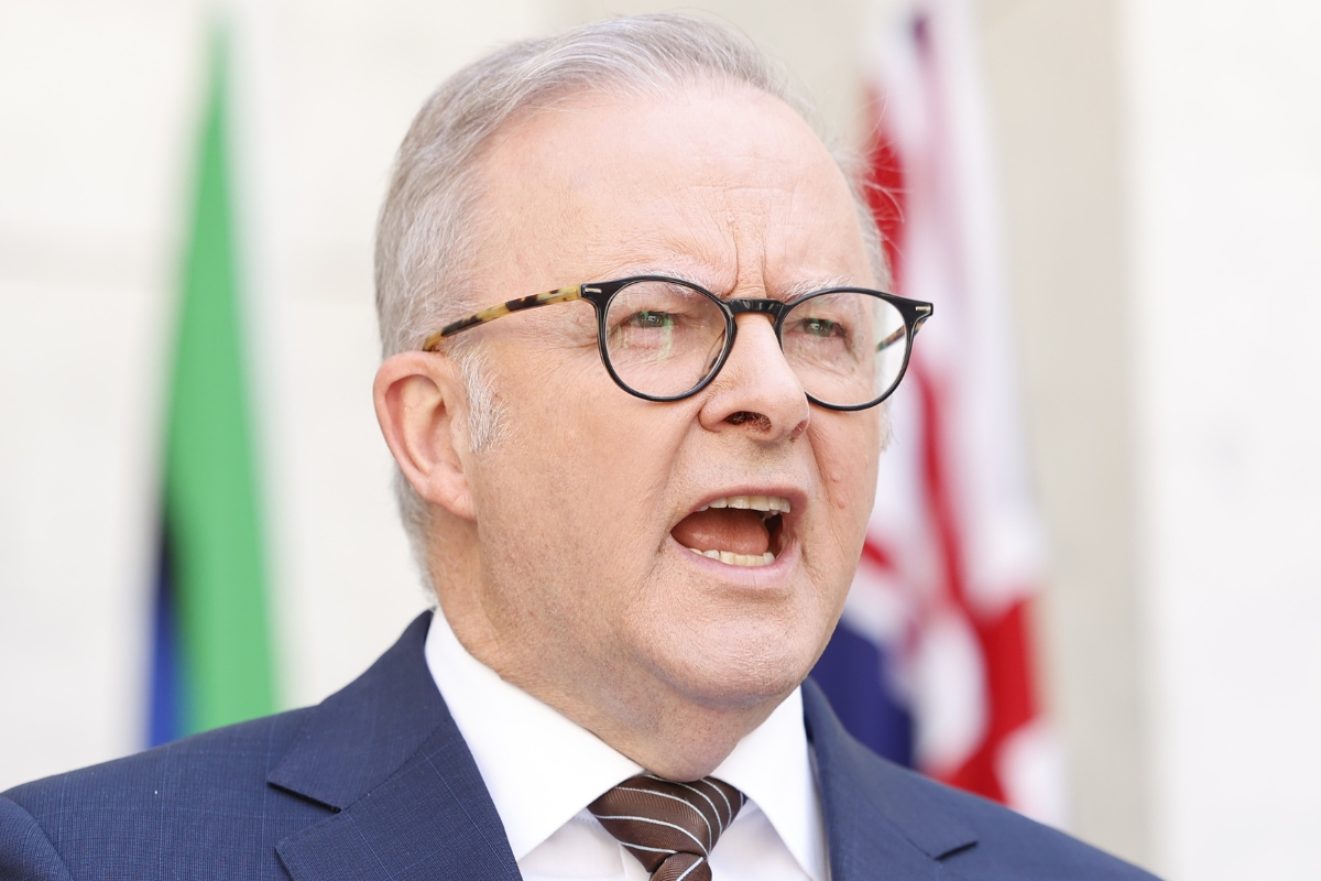 PM gives emotional response, hits back at Pauline Hanson's backlash of his late mother episode artwork