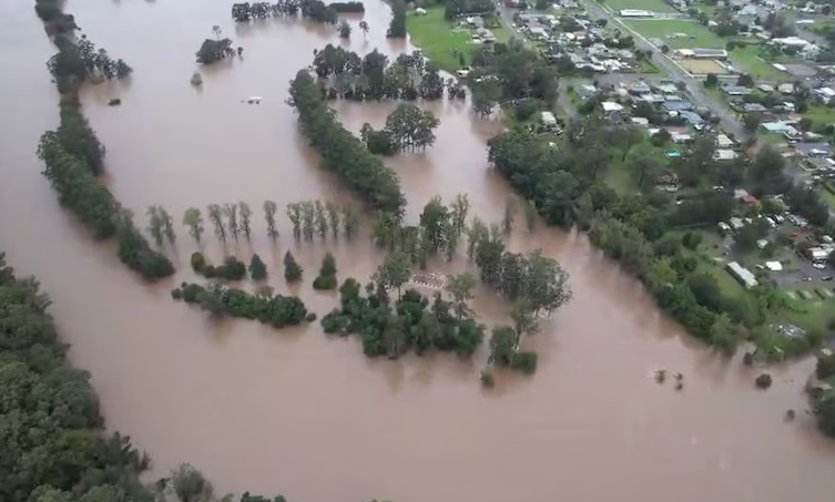 Man found dead in NSW floodwaters as PM offers tribute; Three critical after Melbourne townhouse fire