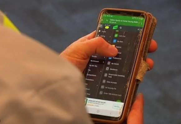 Government wants to let Aussies opt-out of gambling ads episode artwork